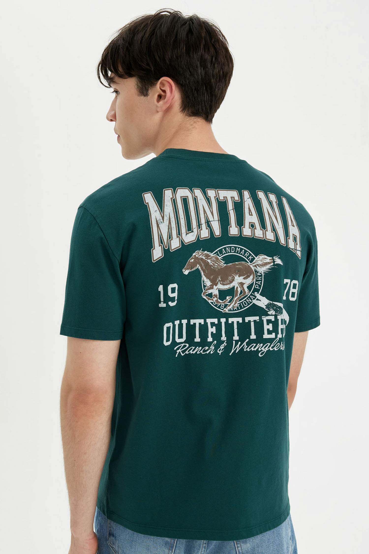 تيشيرت بطبعة من الخلف قصة عادية بياخة مستديرة