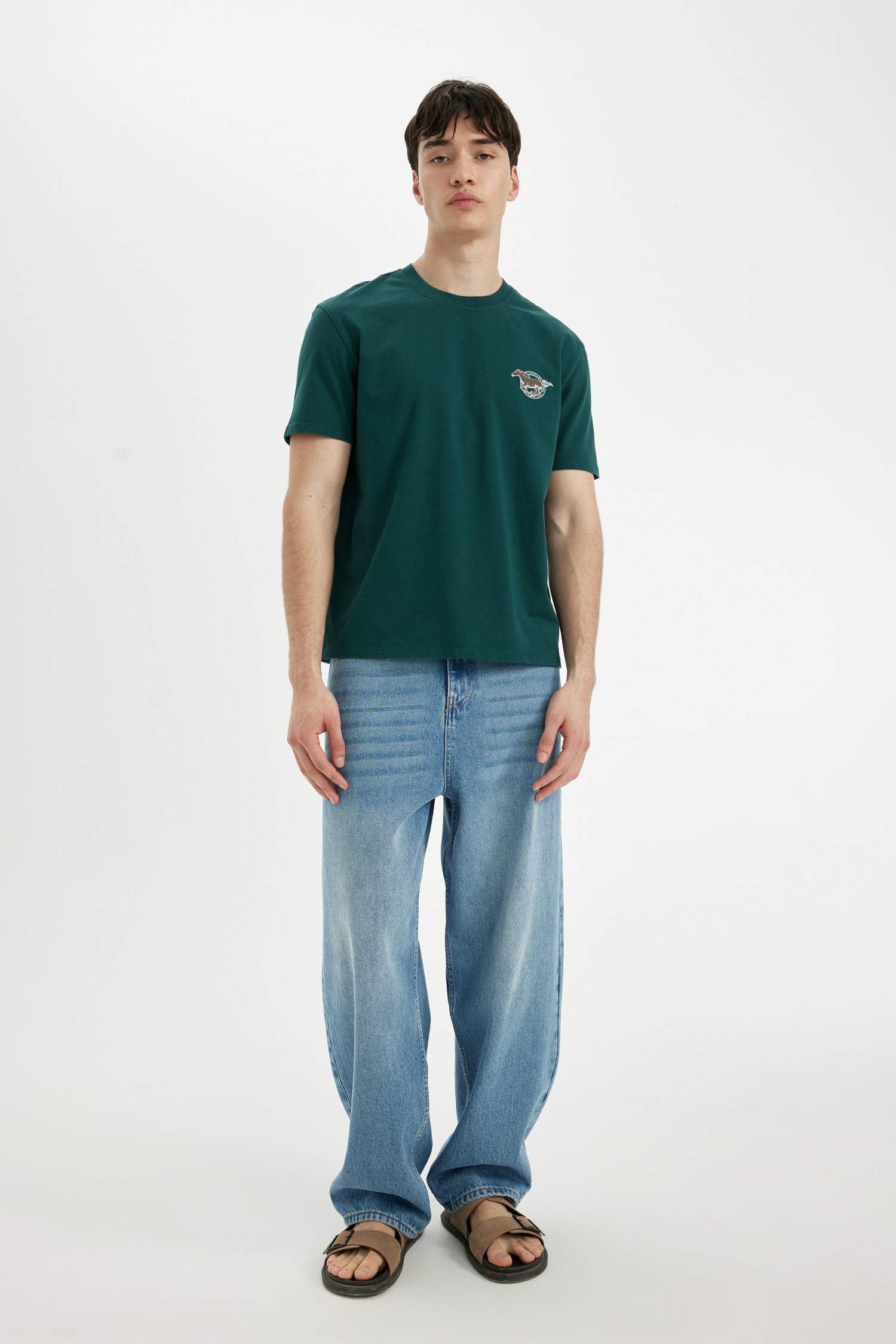 تيشيرت بطبعة من الخلف قصة عادية بياخة مستديرة