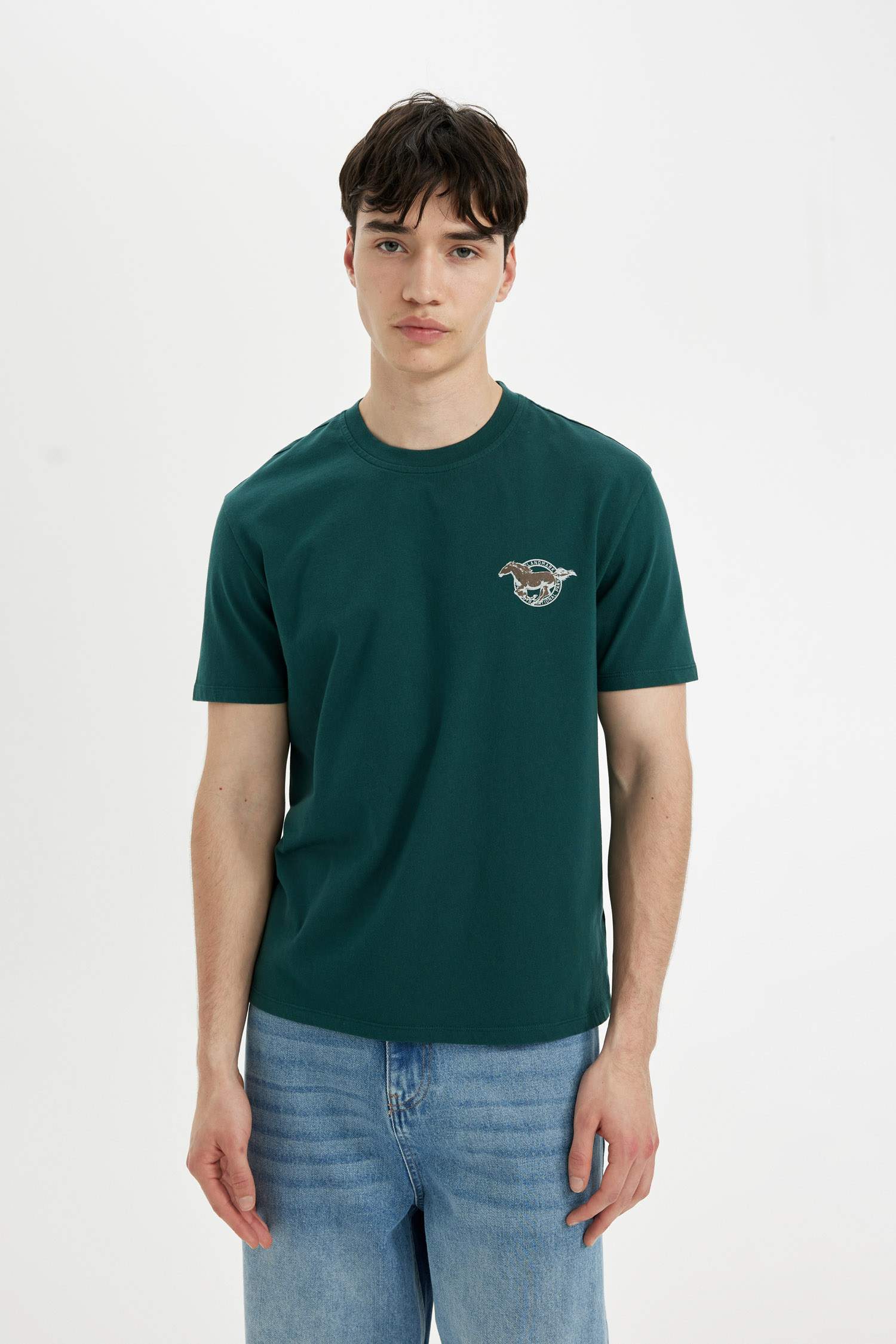 تيشيرت بطبعة من الخلف قصة عادية بياخة مستديرة