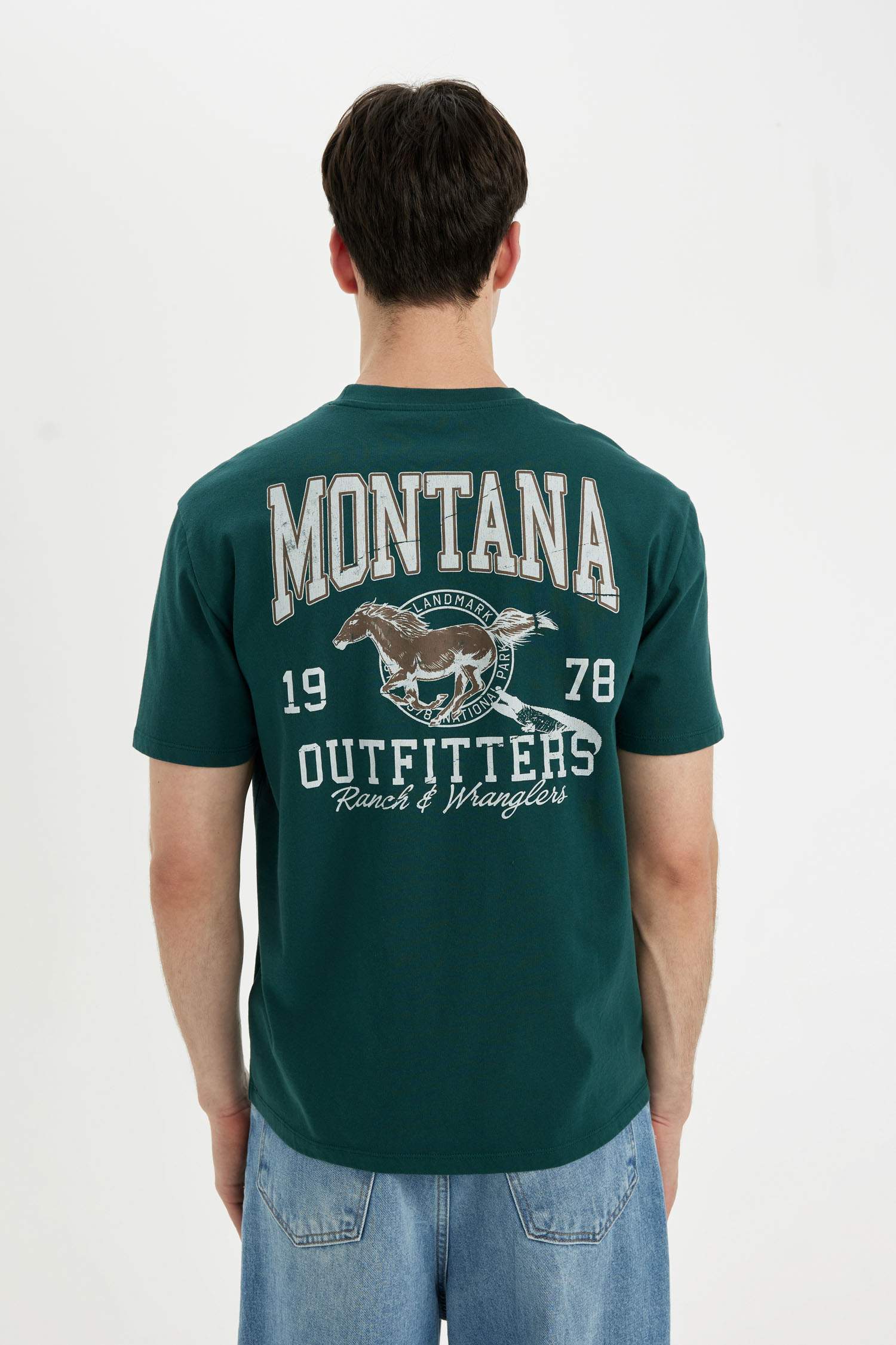 تيشيرت بطبعة من الخلف قصة عادية بياخة مستديرة