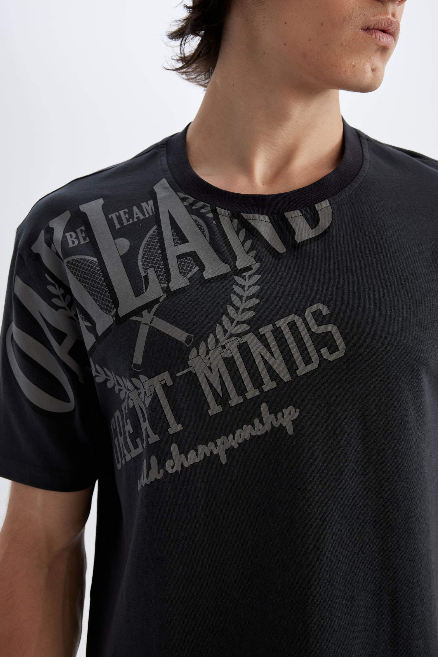 تي شيرت نص كم مطبوع بياقة مستديرة وقصة عادية