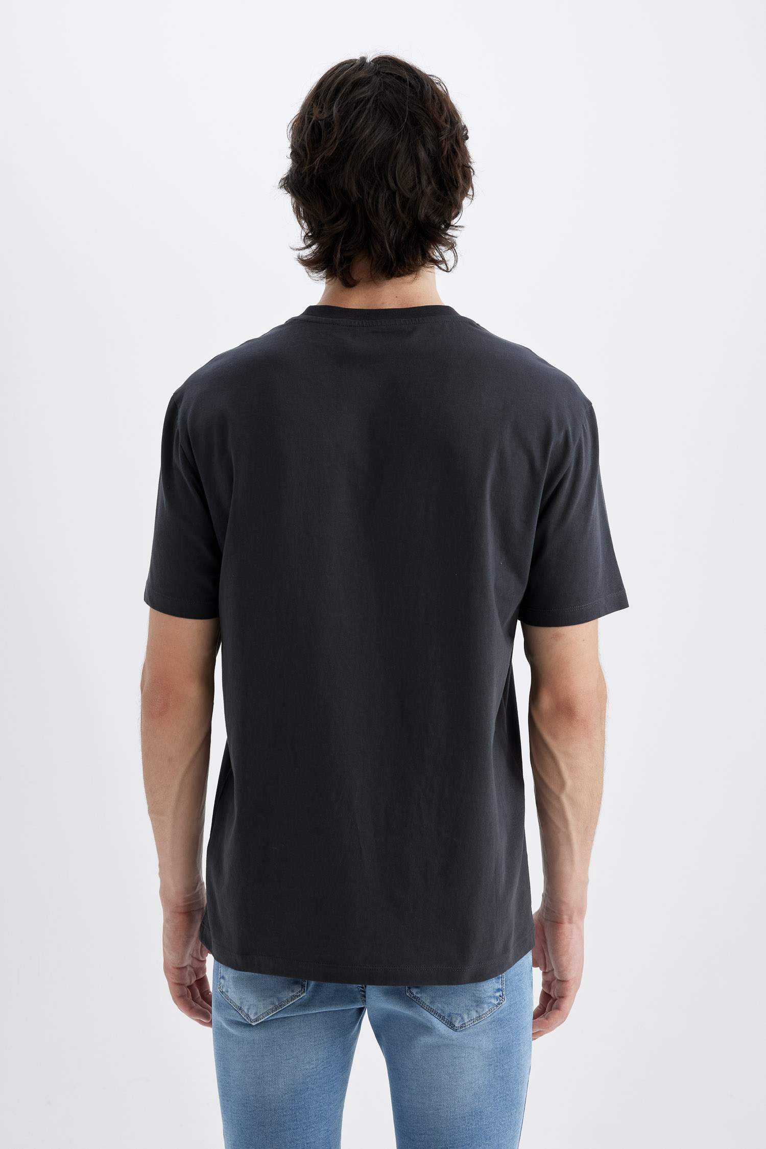 تي شيرت نص كم مطبوع بياقة مستديرة وقصة عادية