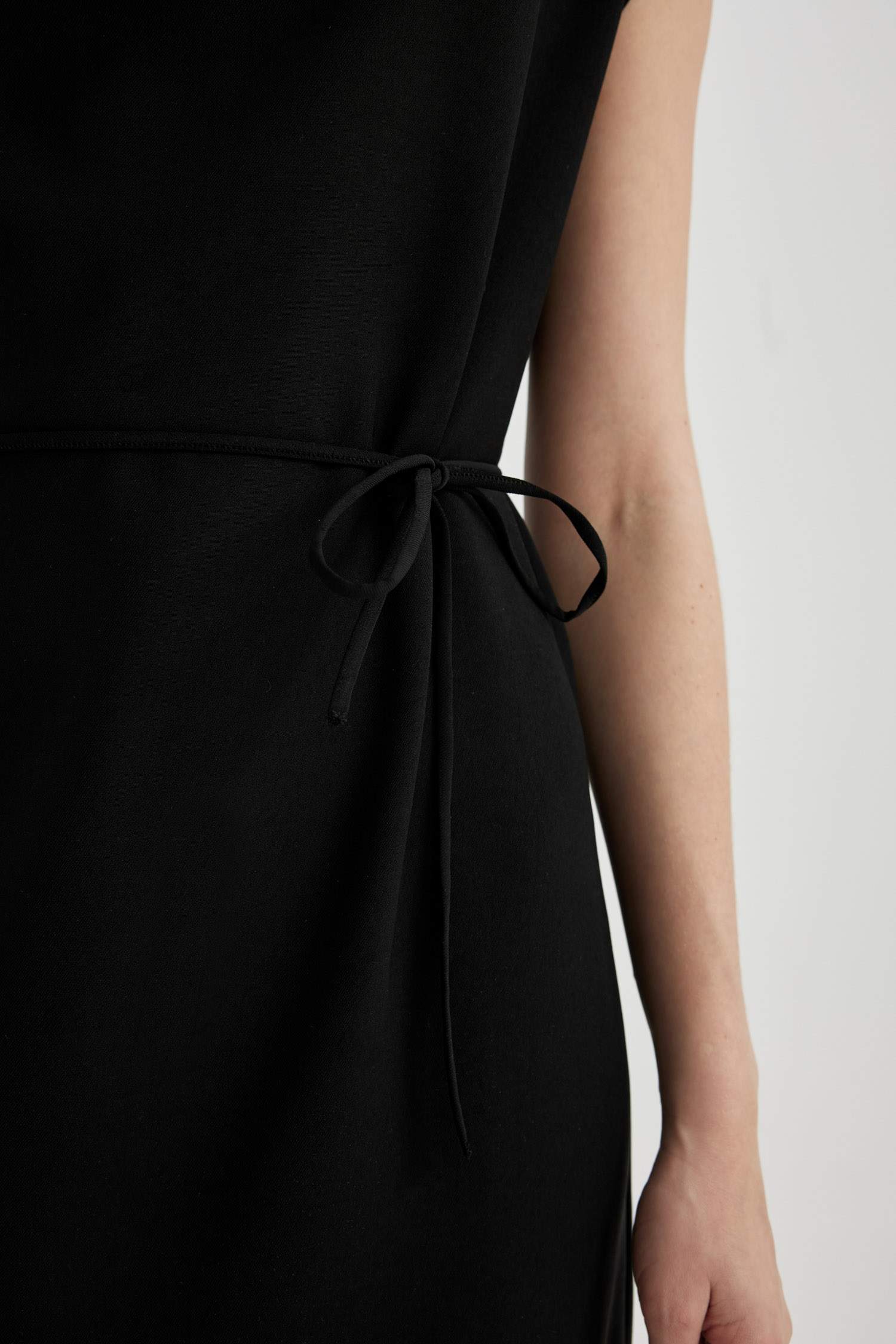 Straight Fit Crepe Sleeveless Midi Dress