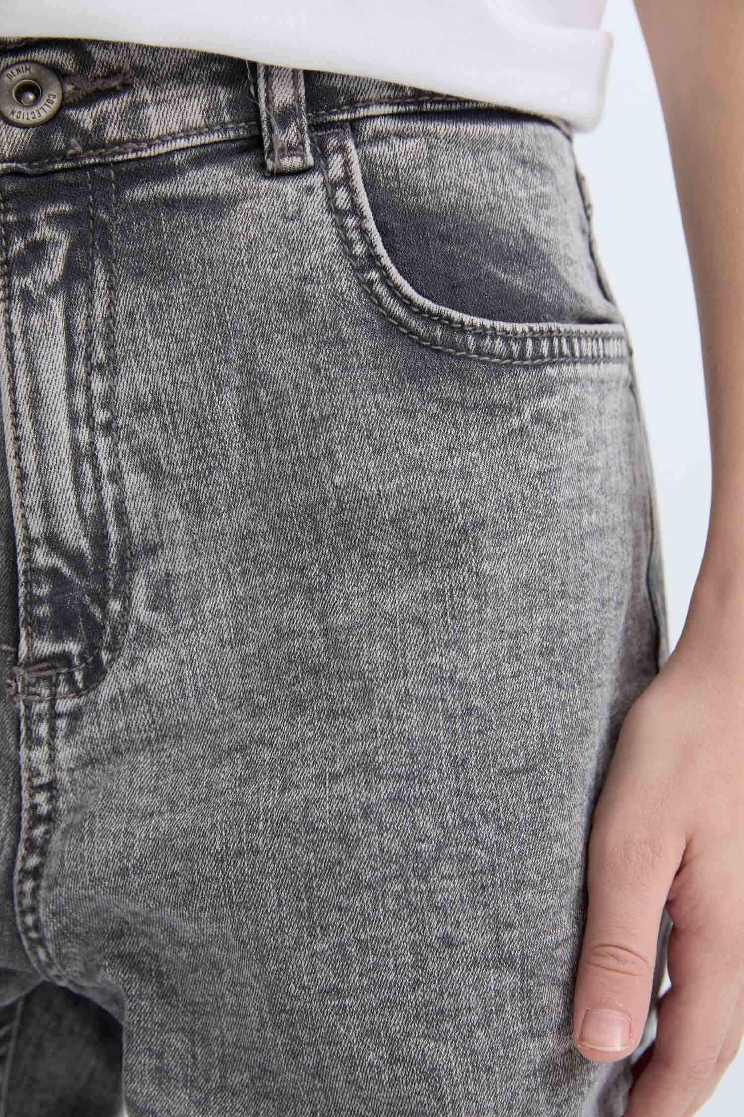 Boy Balloon Fit Ripped Detailed Straight Leg Jeans