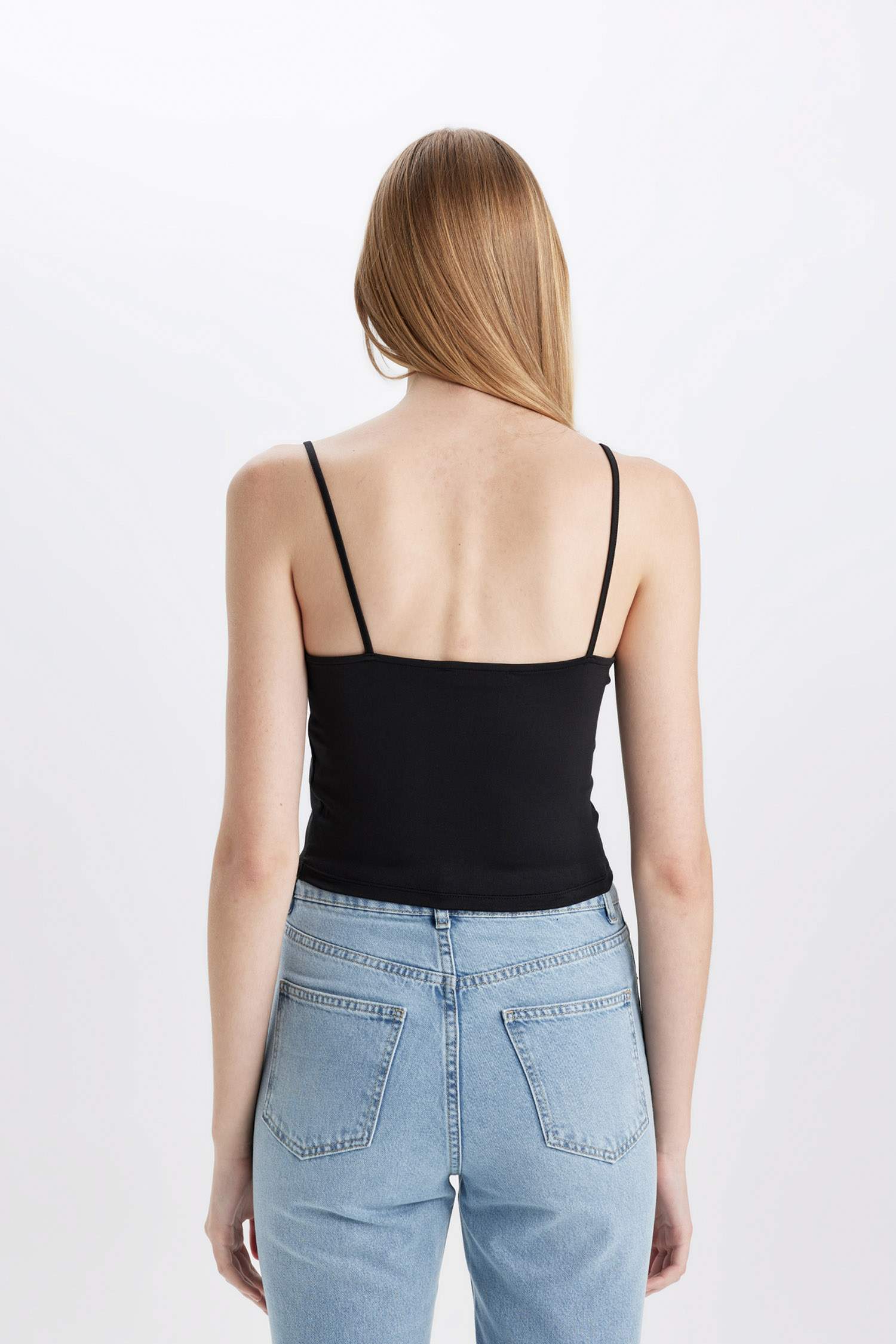 أندر شيرت اسود سليم فيت بياقة U