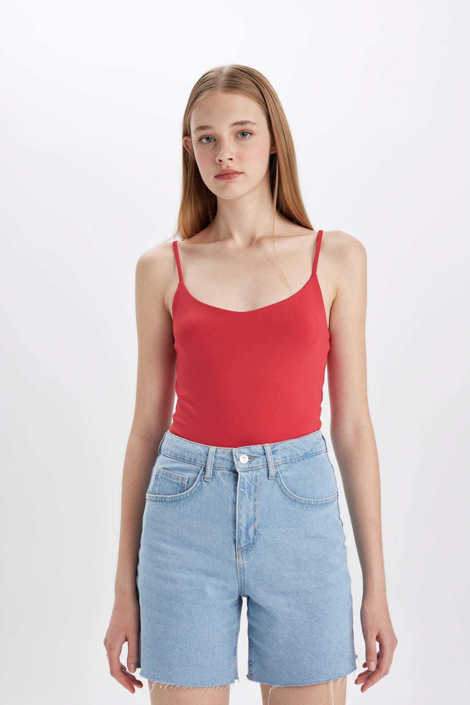 تانك توب برقبة U بحمالات