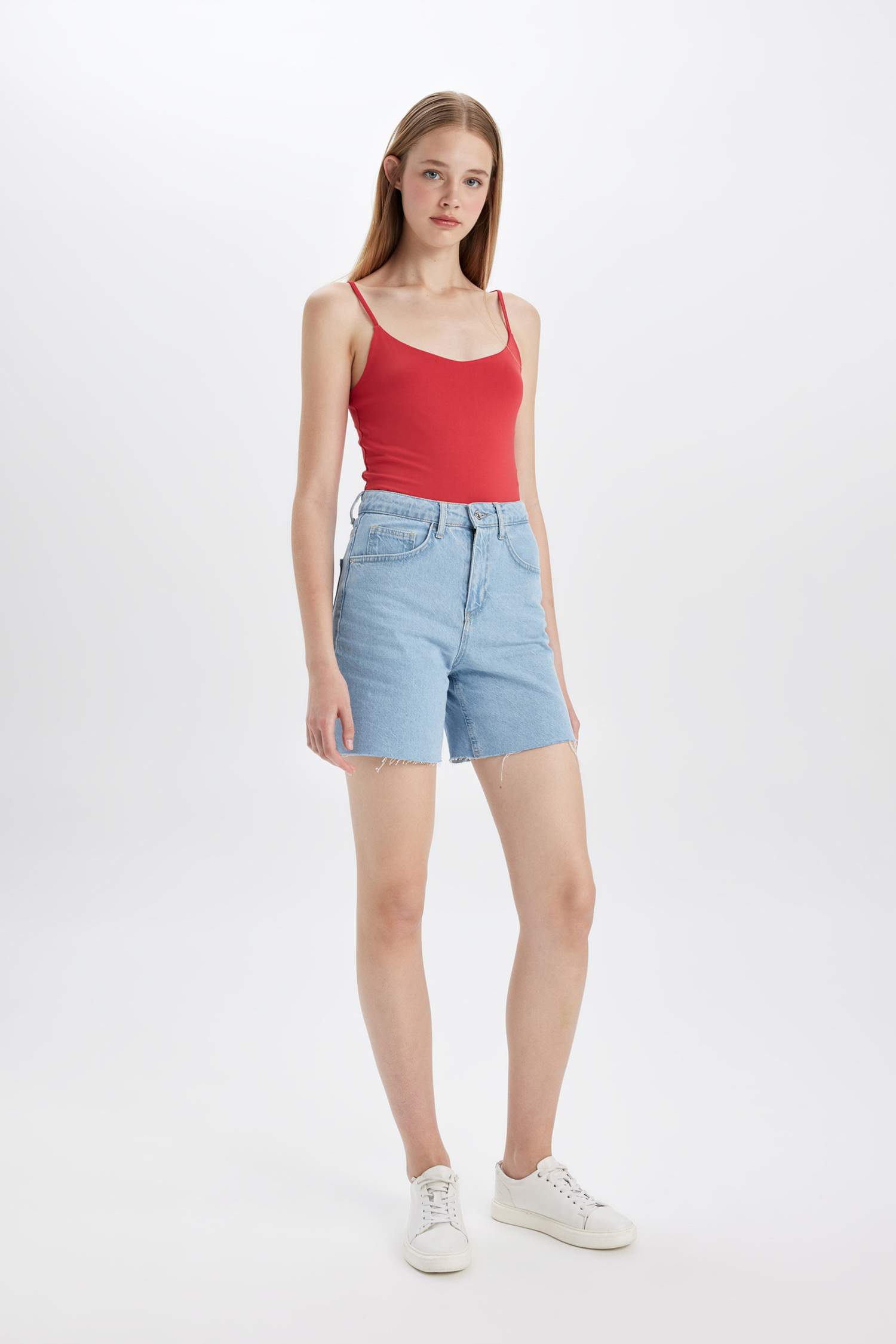 تانك توب برقبة U بحمالات