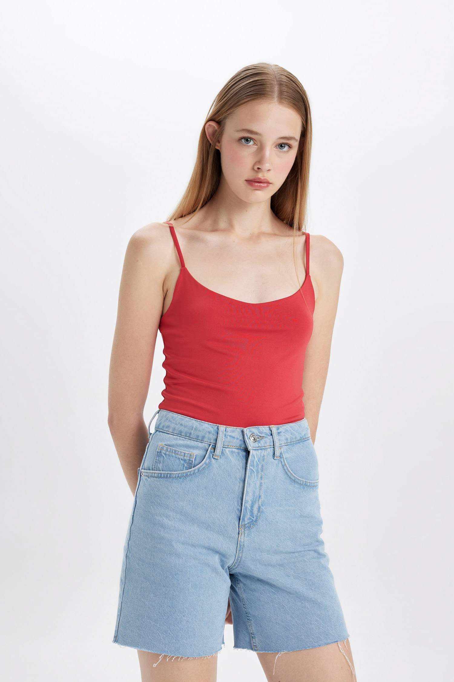 تانك توب برقبة U بحمالات