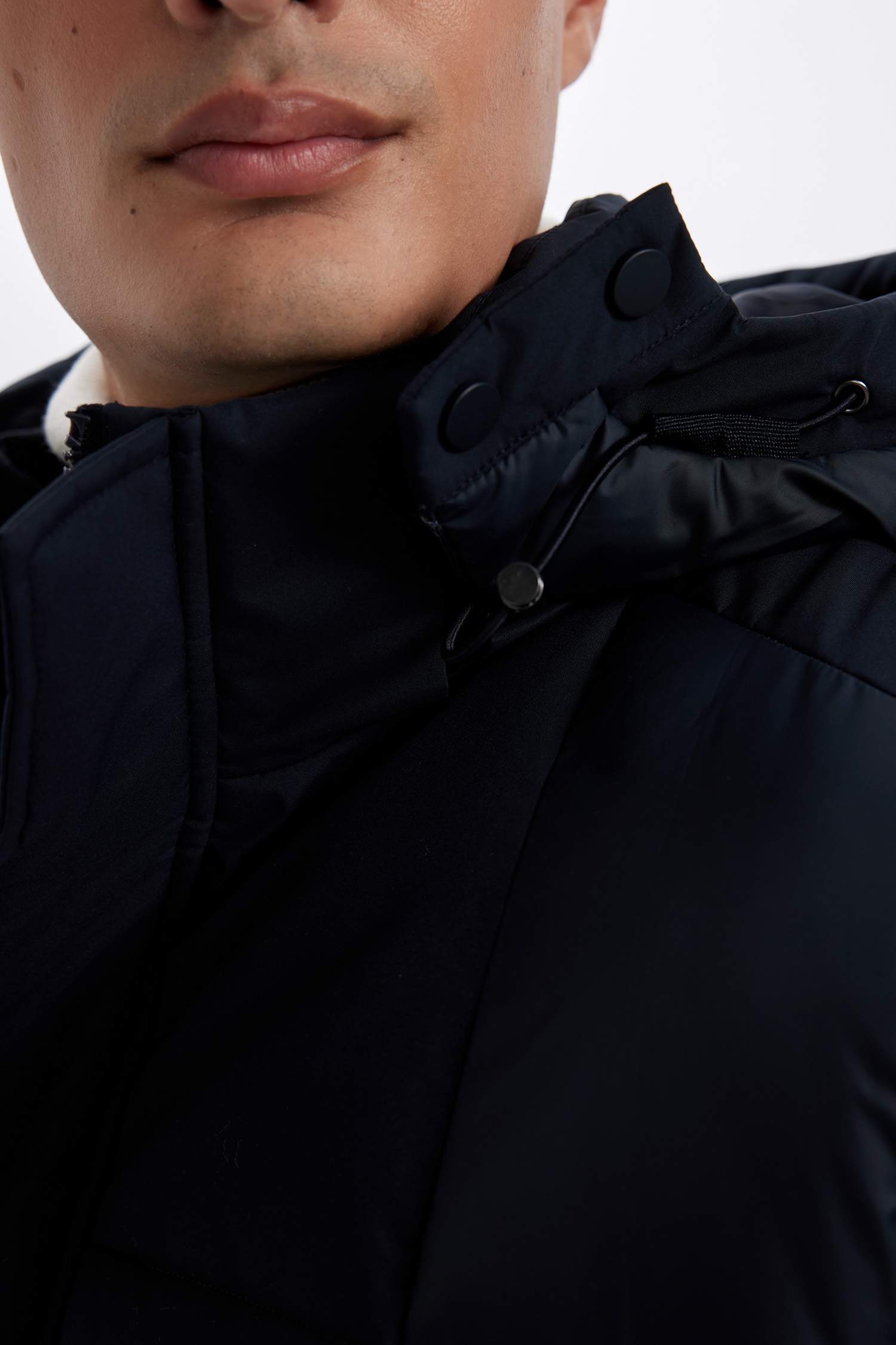 Slim Fit Dar Kesim Astarlı Kapüşonlu Fermuarlı Cepli Kışlık Parka