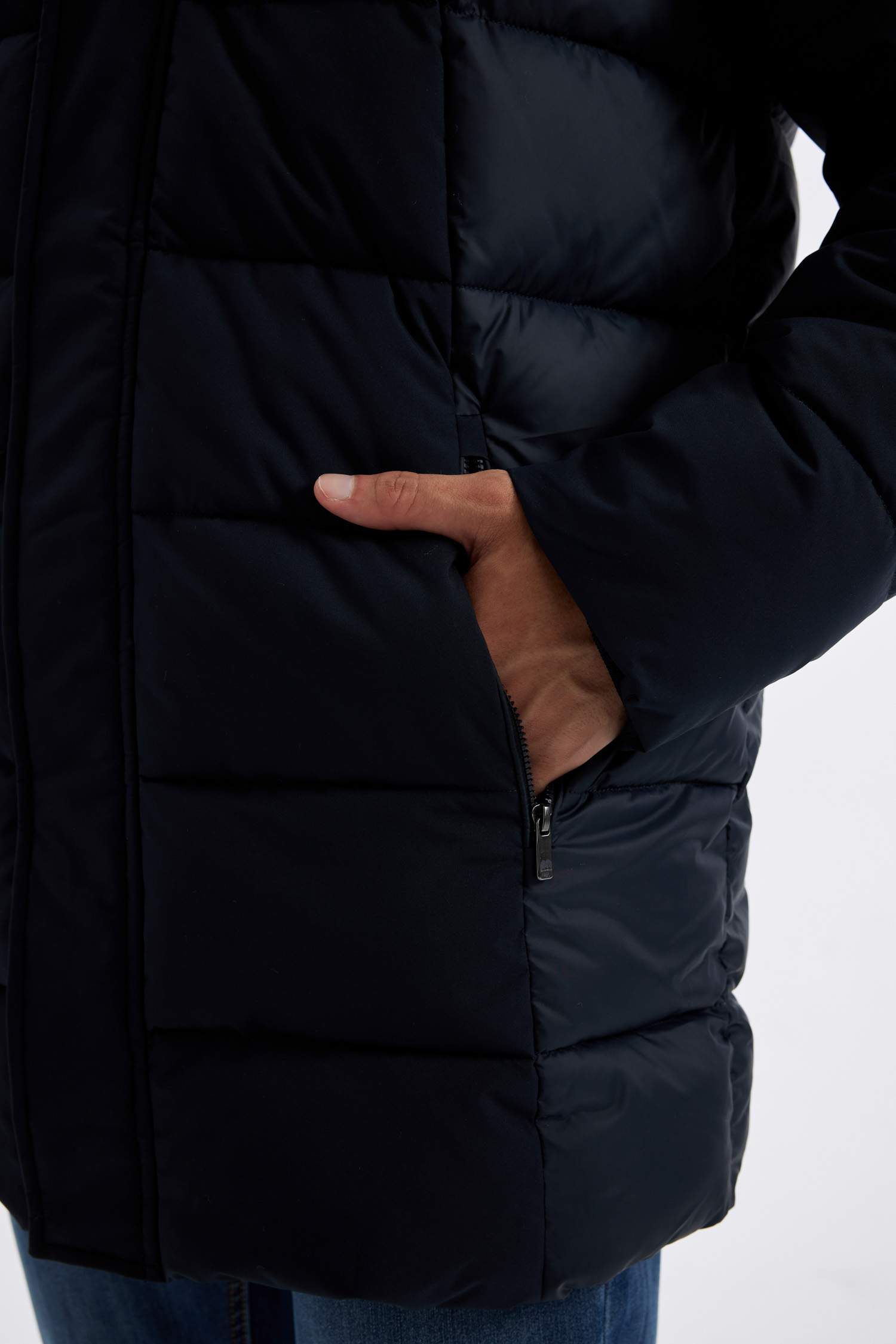 Slim Fit Dar Kesim Astarlı Kapüşonlu Fermuarlı Cepli Kışlık Parka