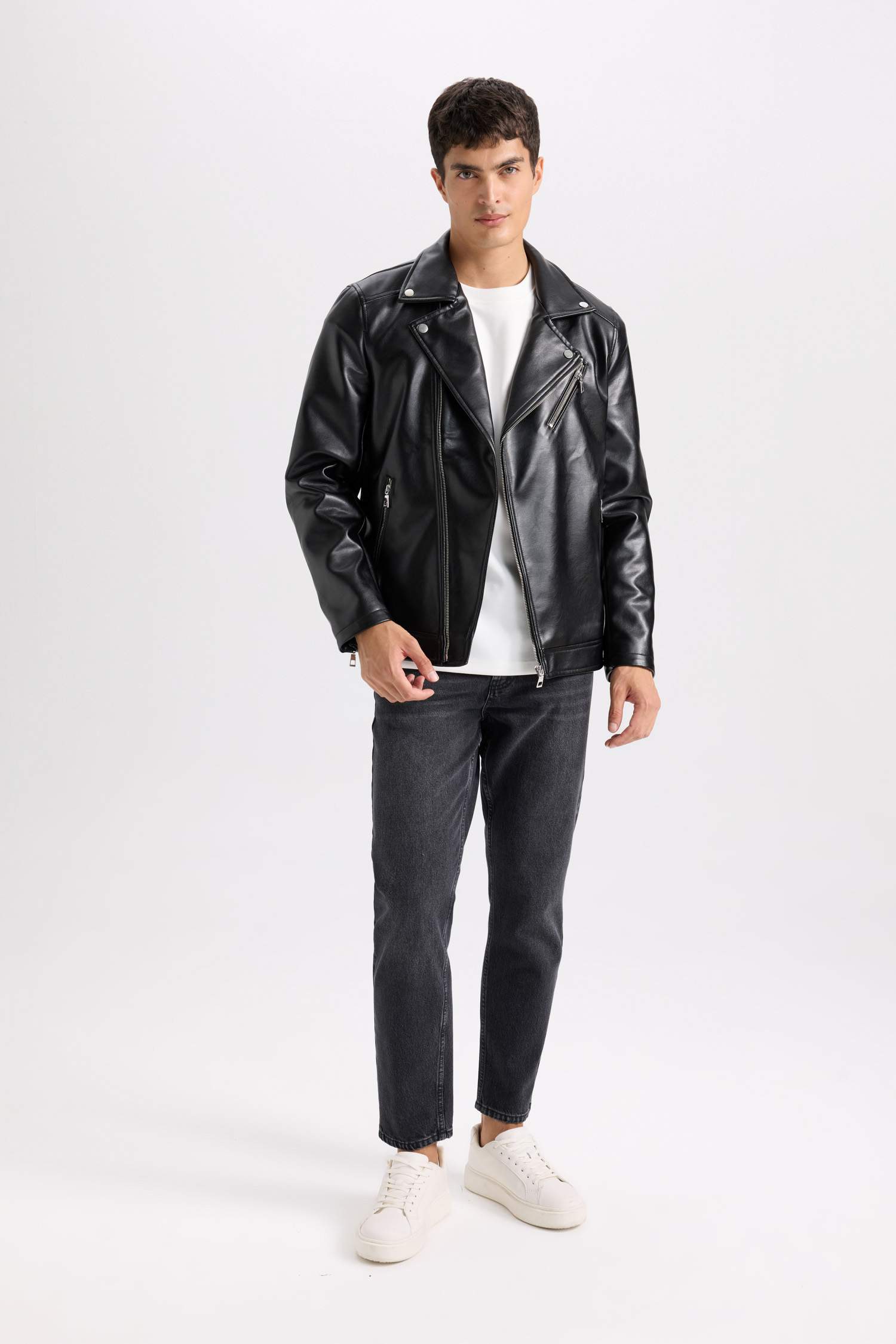 جاكيت جلد صناعي سليم فيت بياقة بولو مبطن