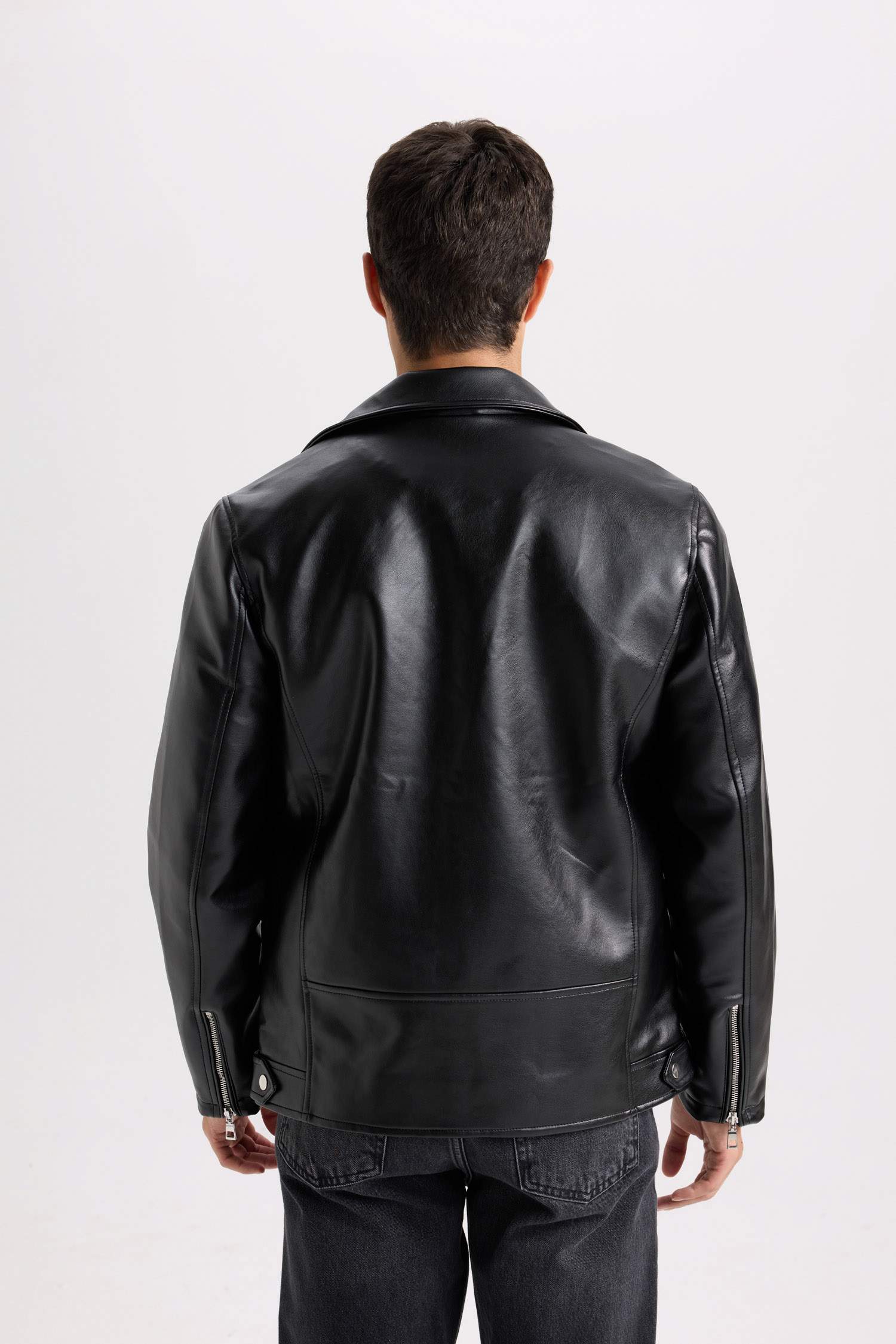 جاكيت جلد صناعي سليم فيت بياقة بولو مبطن