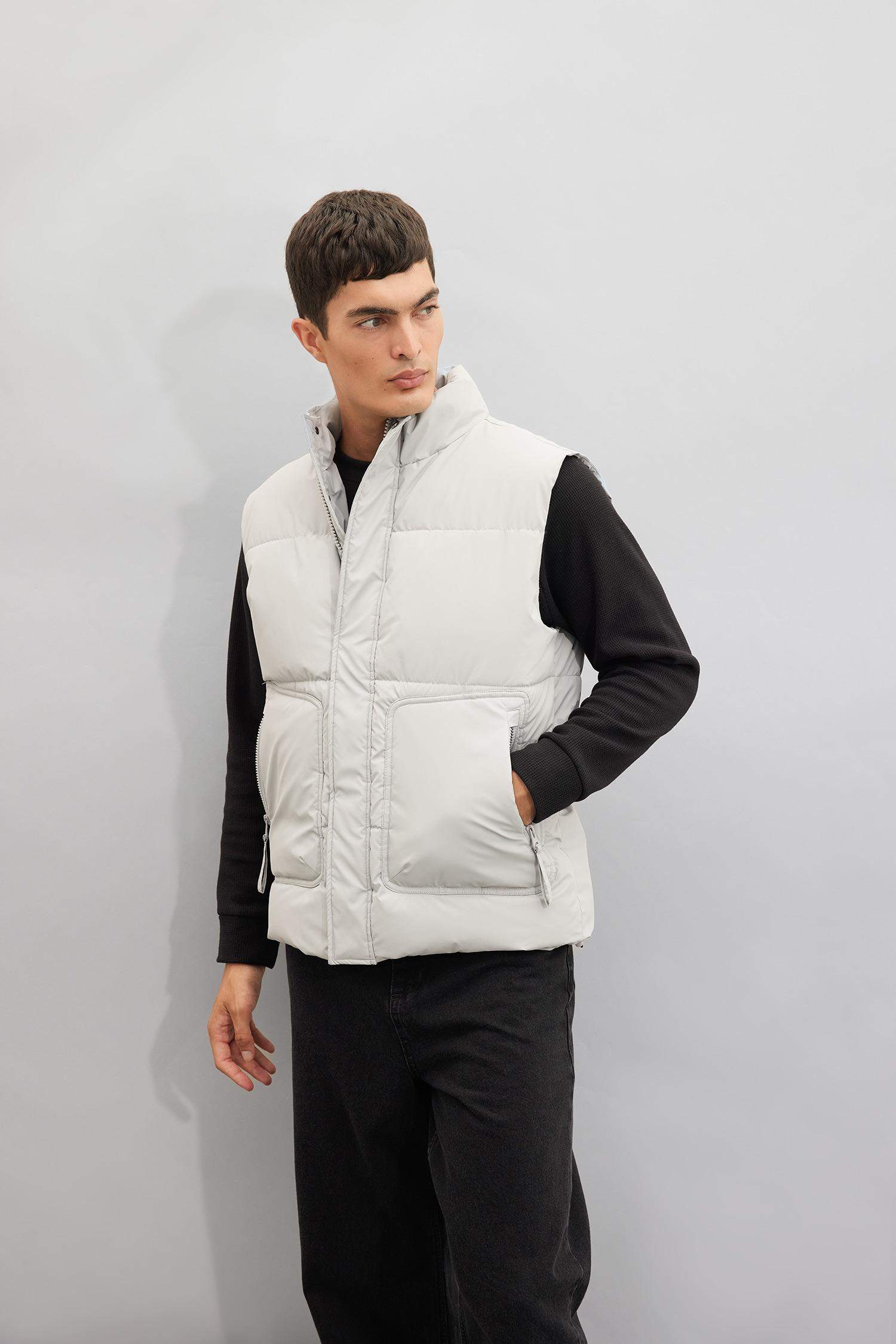 Su İtici Regular Fit Dik Yaka Fermuarlı İç Cepli Mevsimlik Şişme Yelek