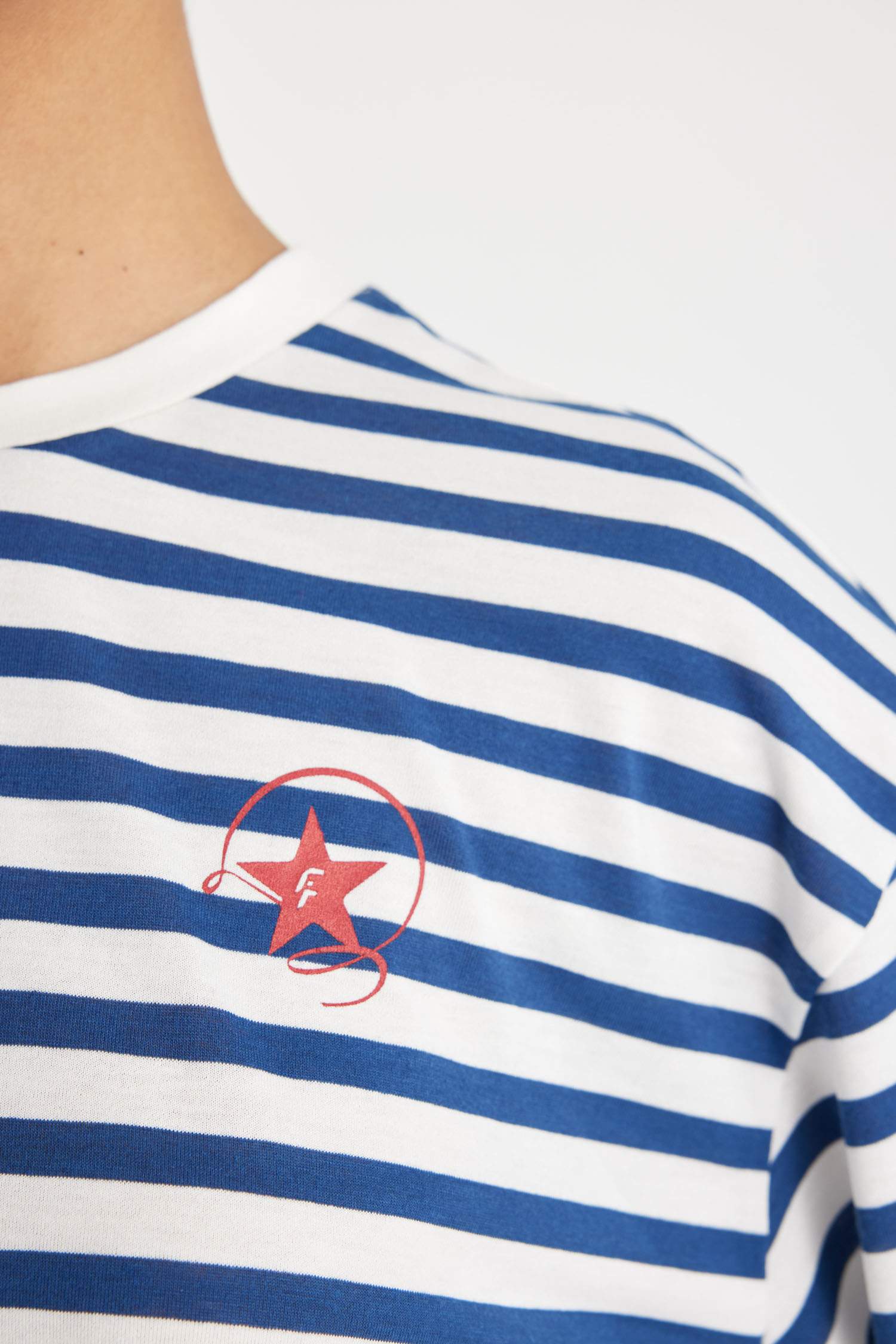 تيشيرت كروب توب رياضي مخطط