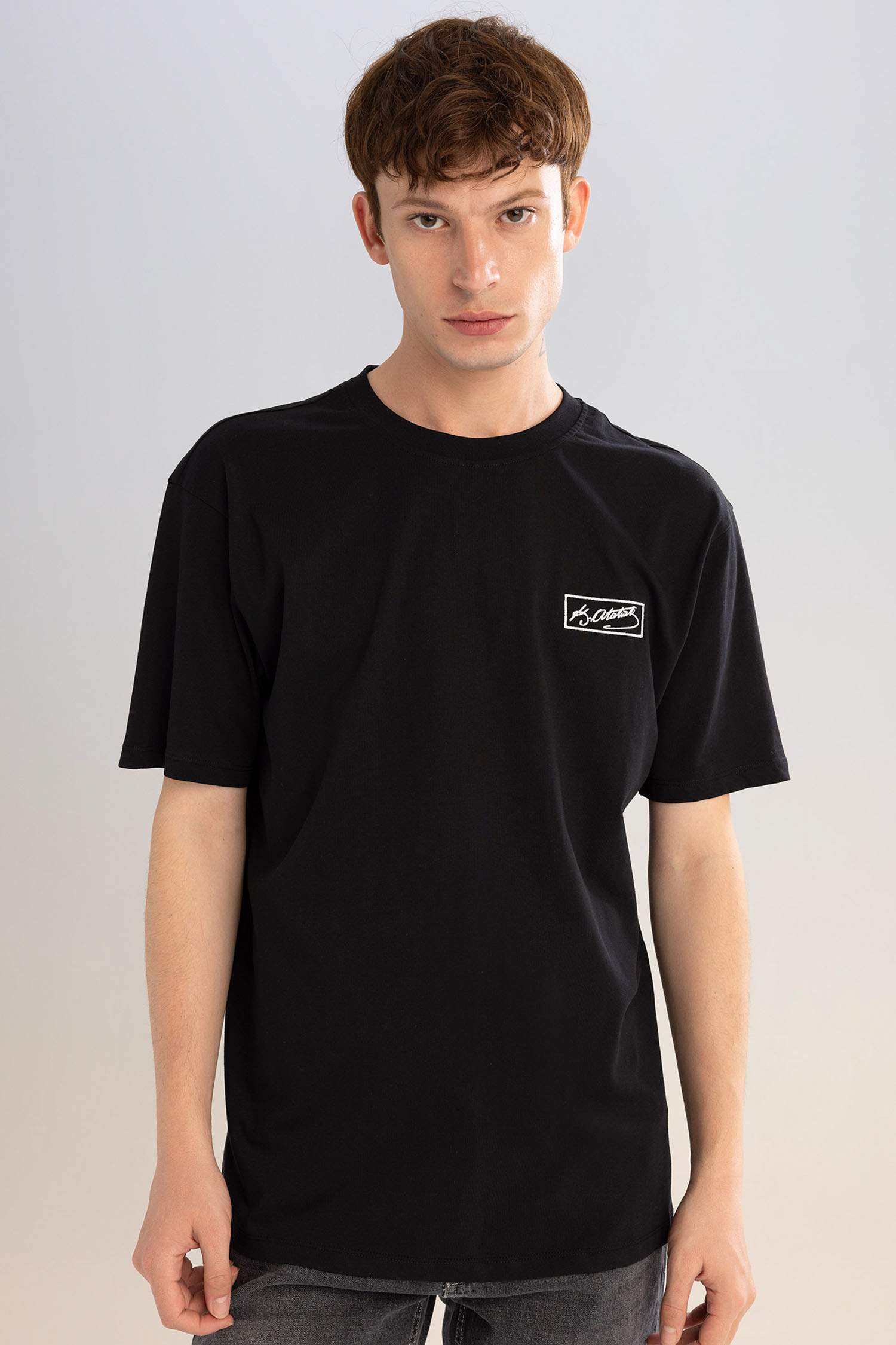 تيشيرت نص ردن قصة عادية بياخة مستديرة بطبعة اتاتورك