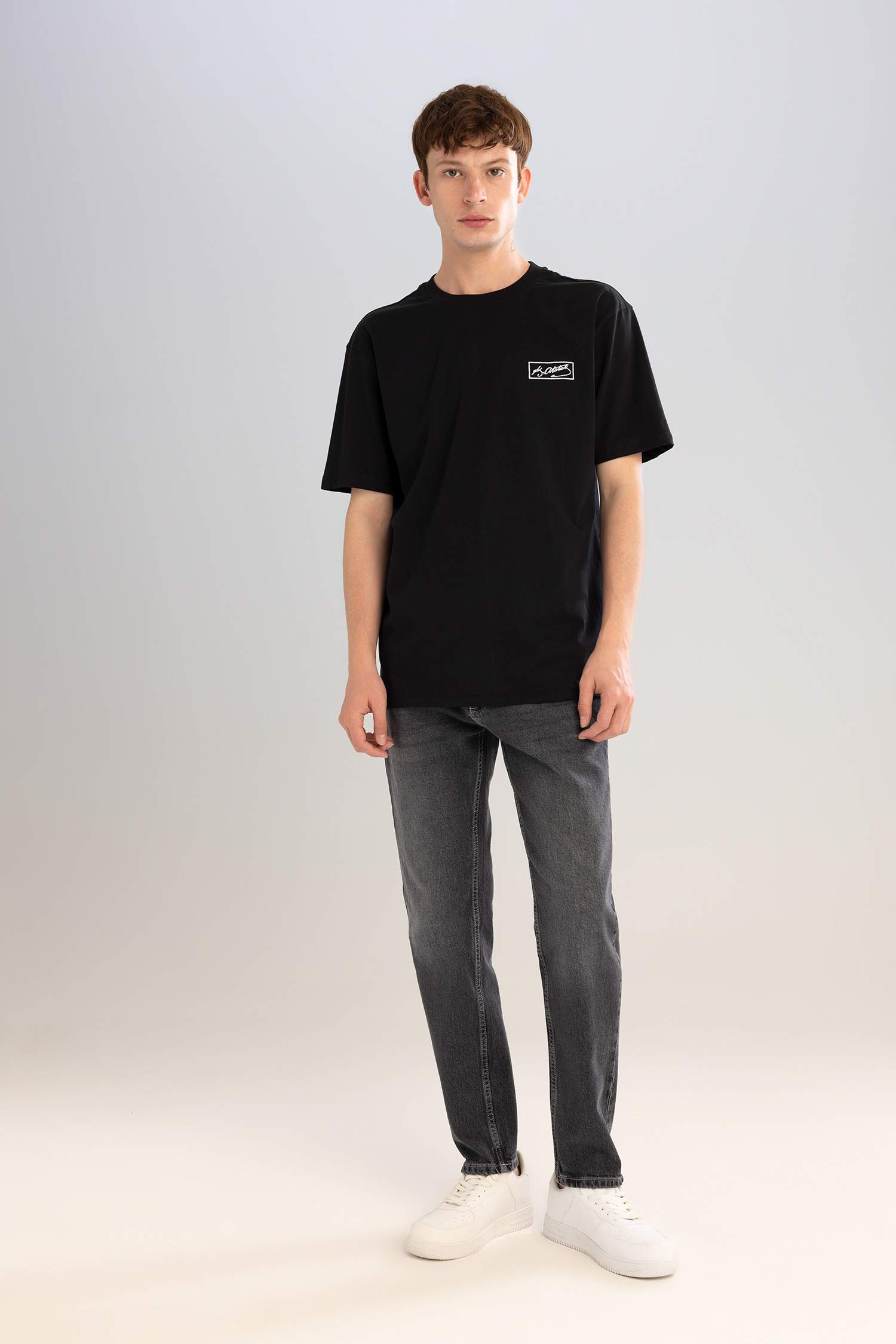 تيشيرت نص ردن قصة عادية بياخة مستديرة بطبعة اتاتورك