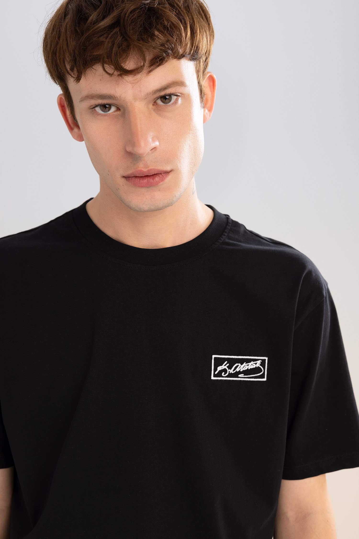 تيشيرت نص ردن قصة عادية بياخة مستديرة بطبعة اتاتورك