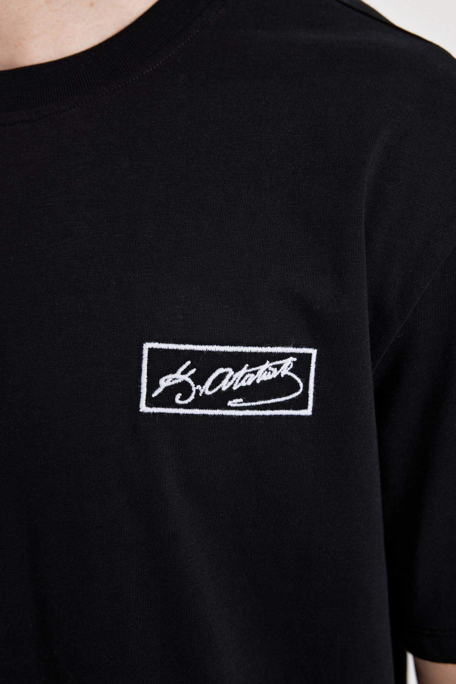 تيشيرت نص ردن قصة عادية بياخة مستديرة بطبعة اتاتورك