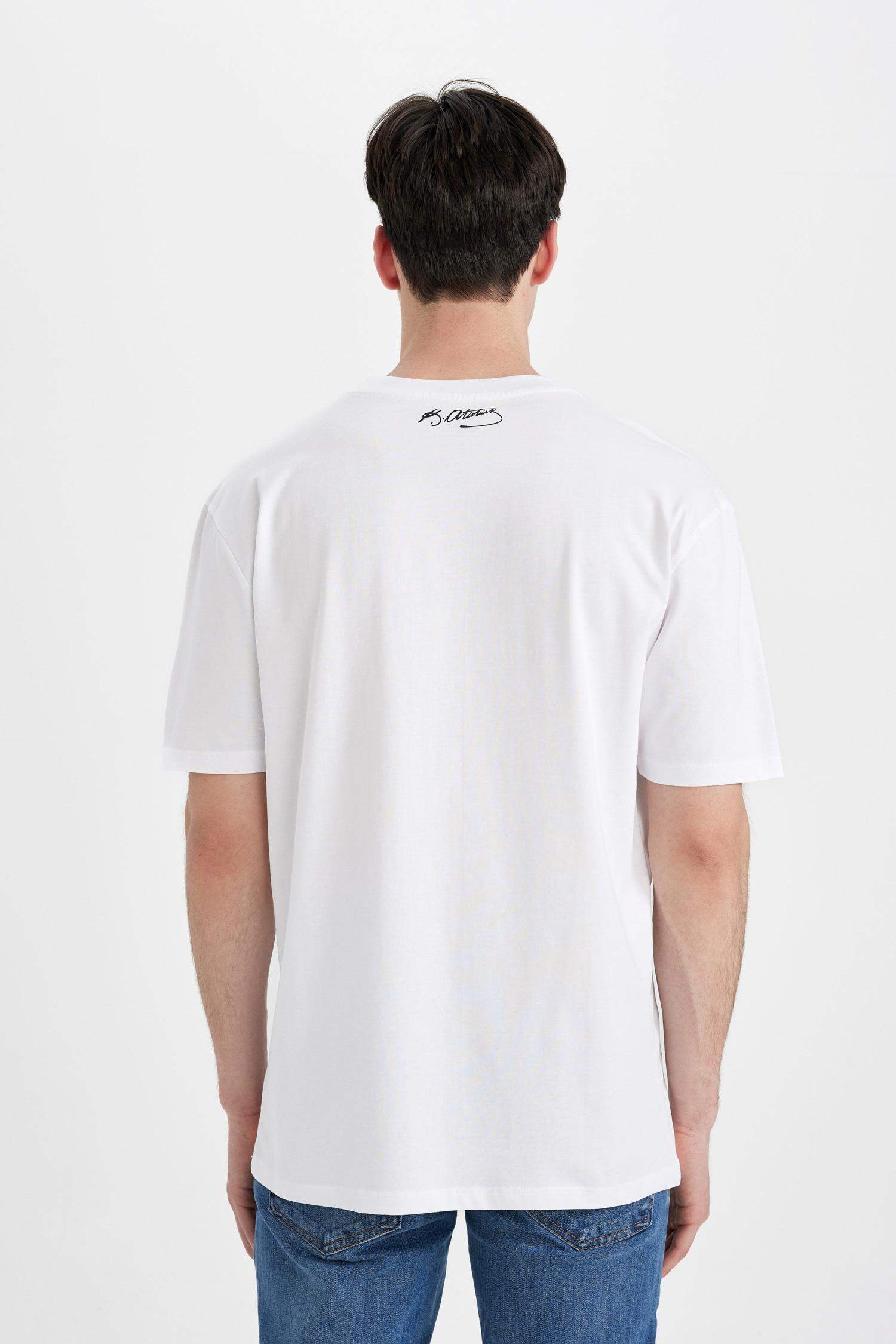 T-Shirt coupe régulière imprimé au dos à Col Rond