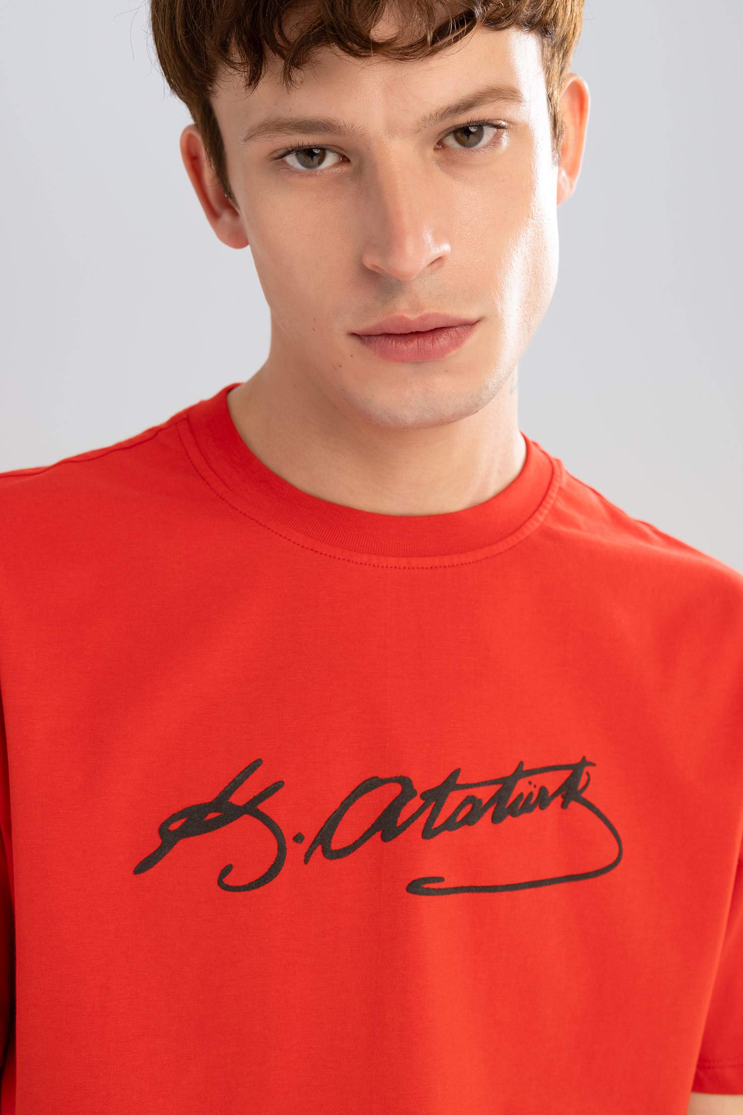 تيشيرت نص كم قصة عادية برقبة مستديرة بطبعة اتاتورك