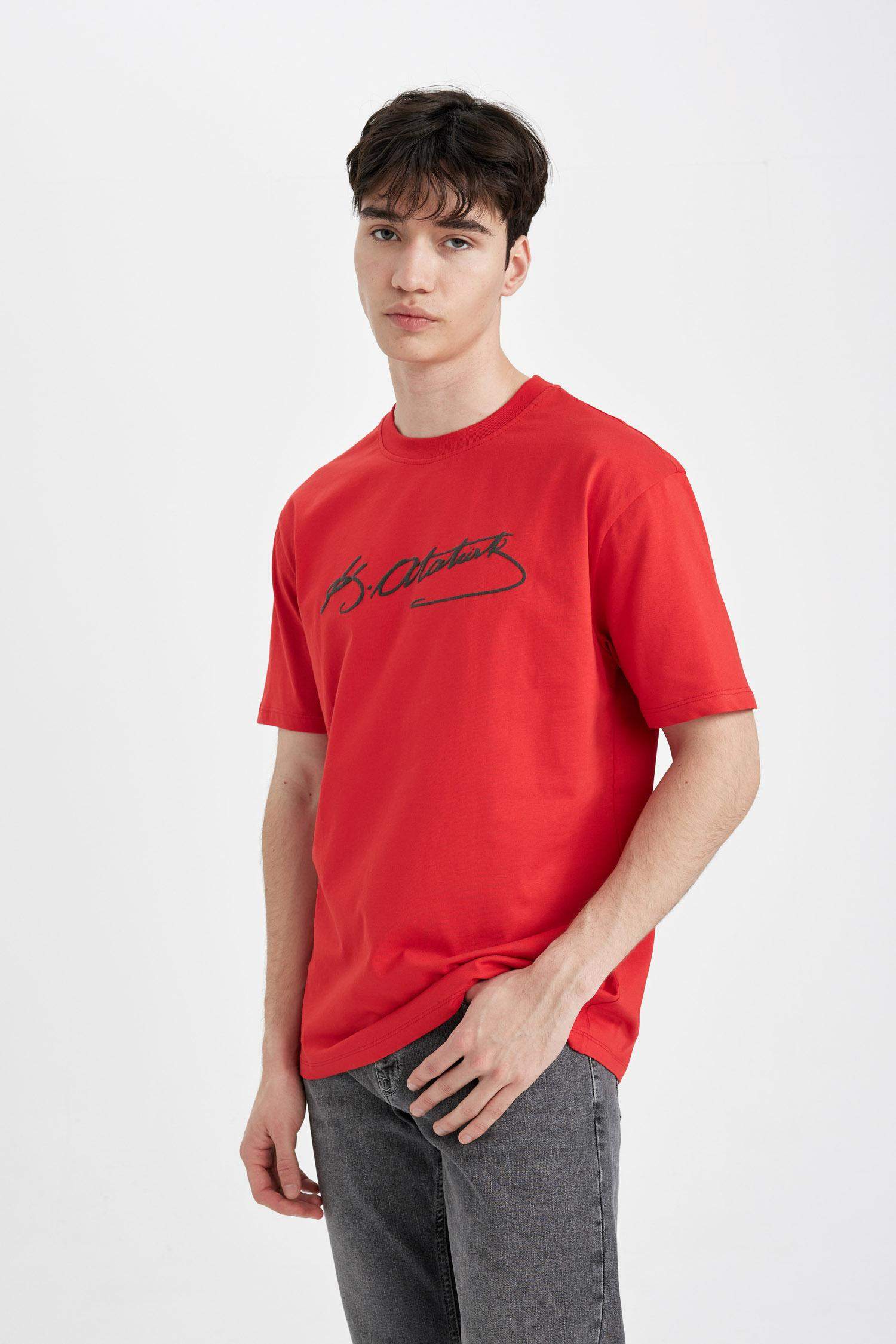 T-Shirt coupe régulière à Col Rond et à Manches Courtes avec impression