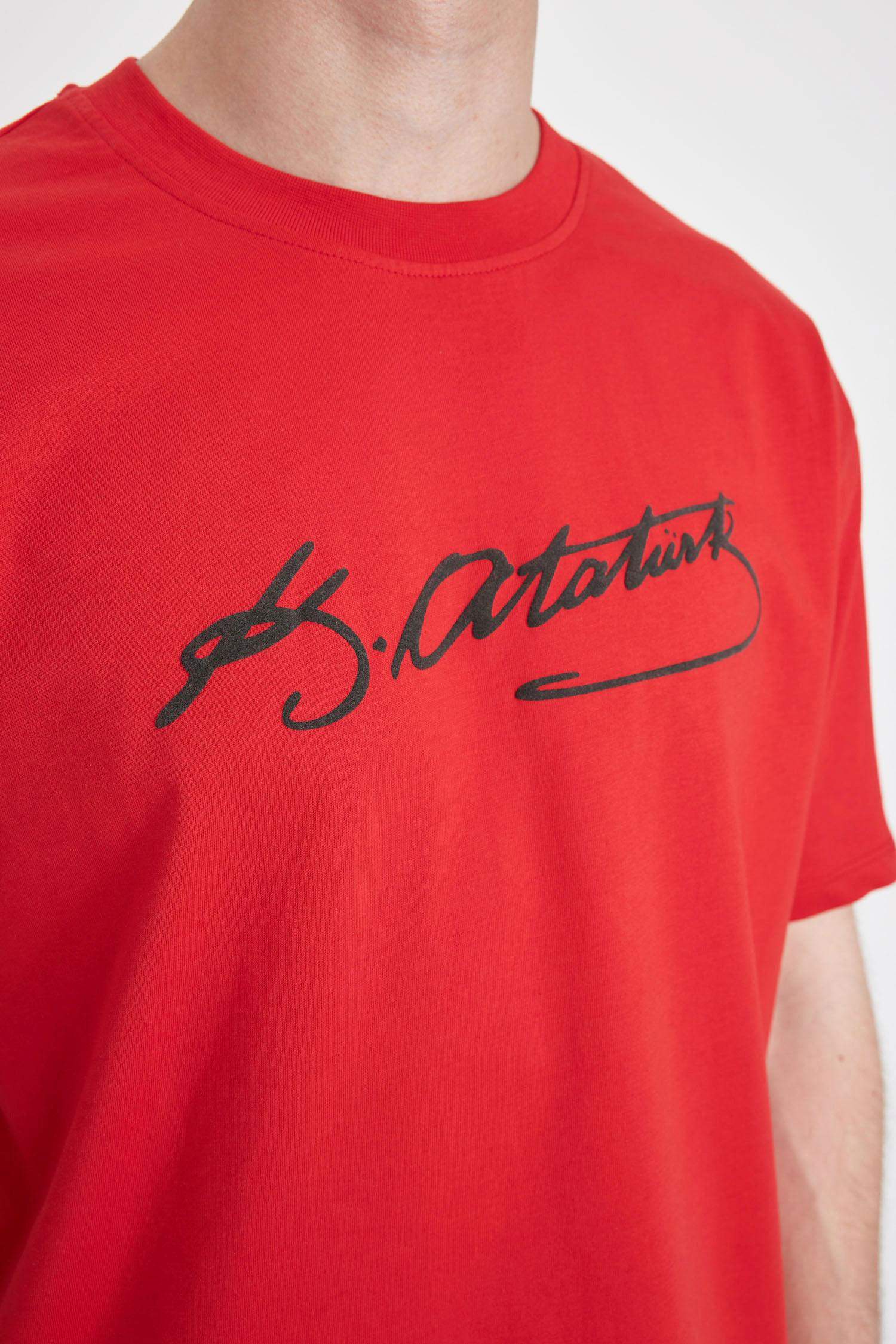 T-Shirt coupe régulière à Col Rond et à Manches Courtes avec impression