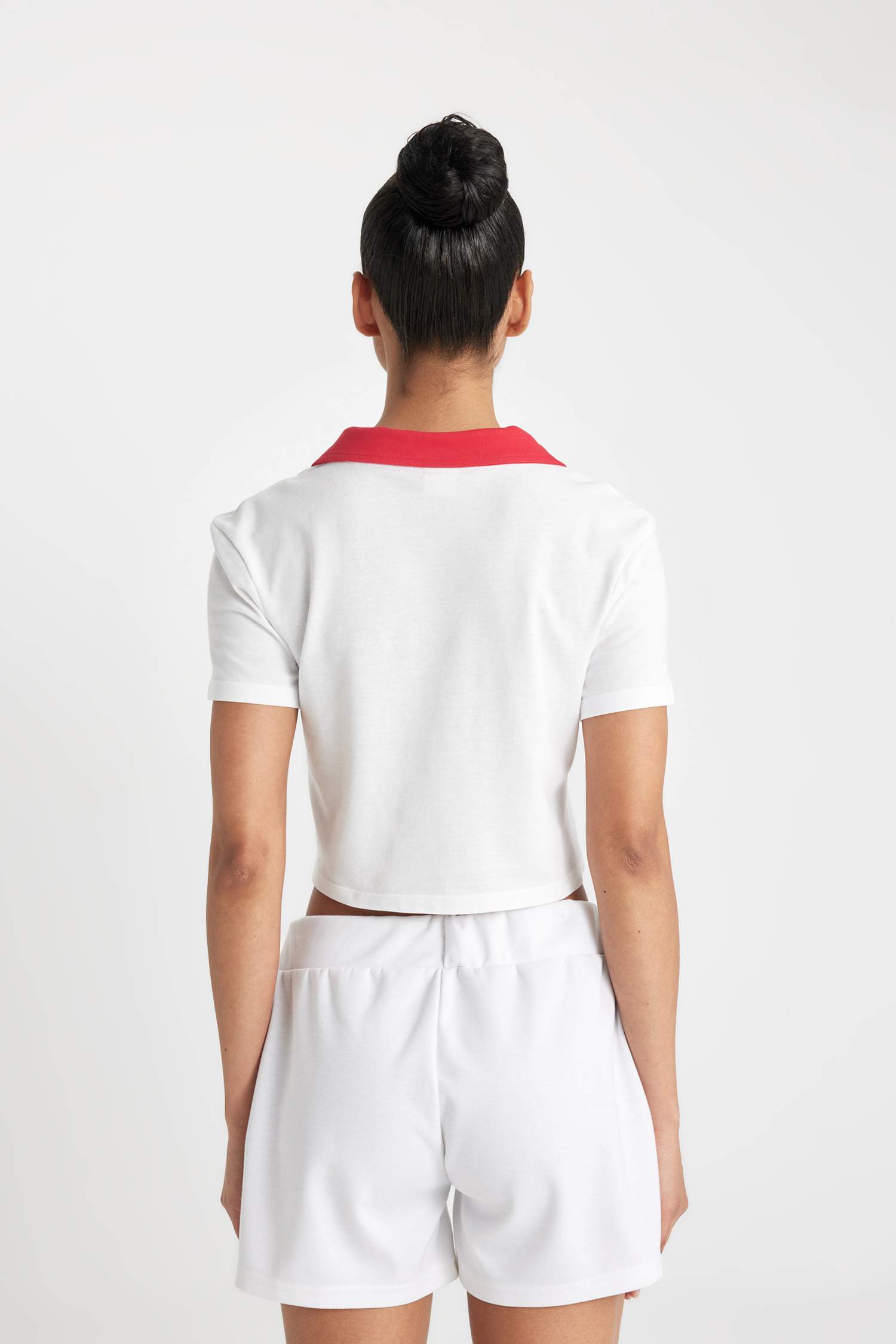 تيشيرت كروب توب رياضي برقبة بولو من DeFactoFit