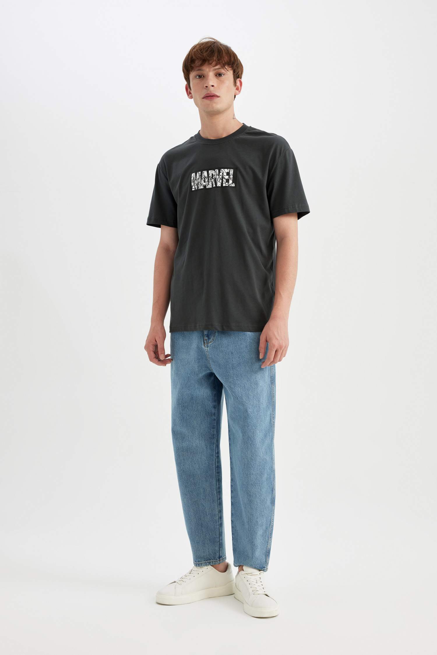 T-Shirt coupe régulière à Manches Courtes avec Logo Marvel