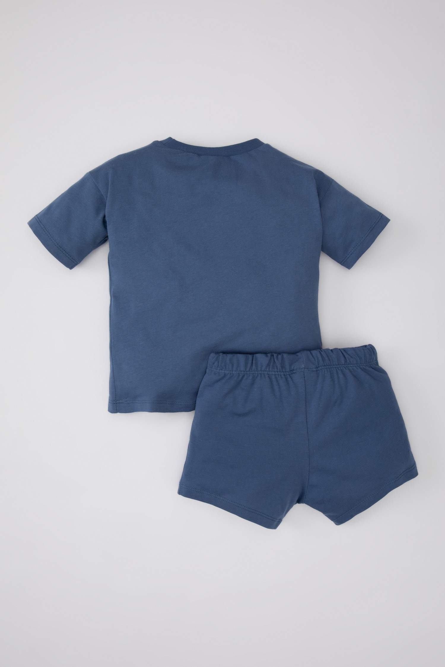 سيت ولادي تي شيرت وشورت بطبعة شعار - قطعتين