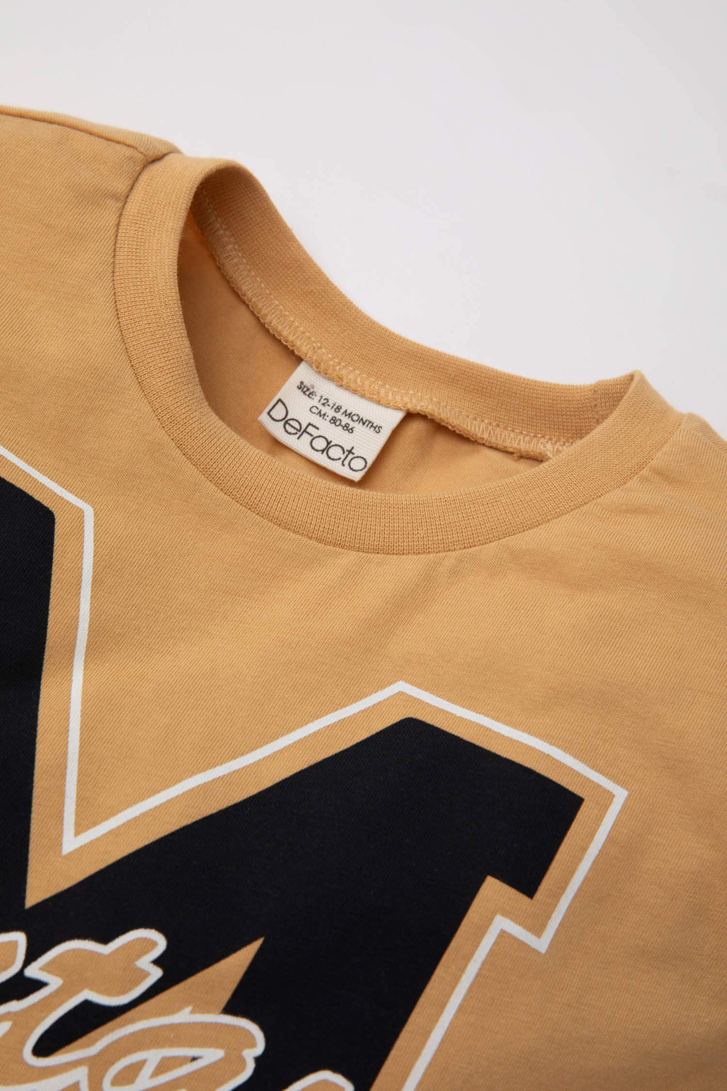 سيت ولادي تيشيرت وشورت بطبعة شعار - قطعتين