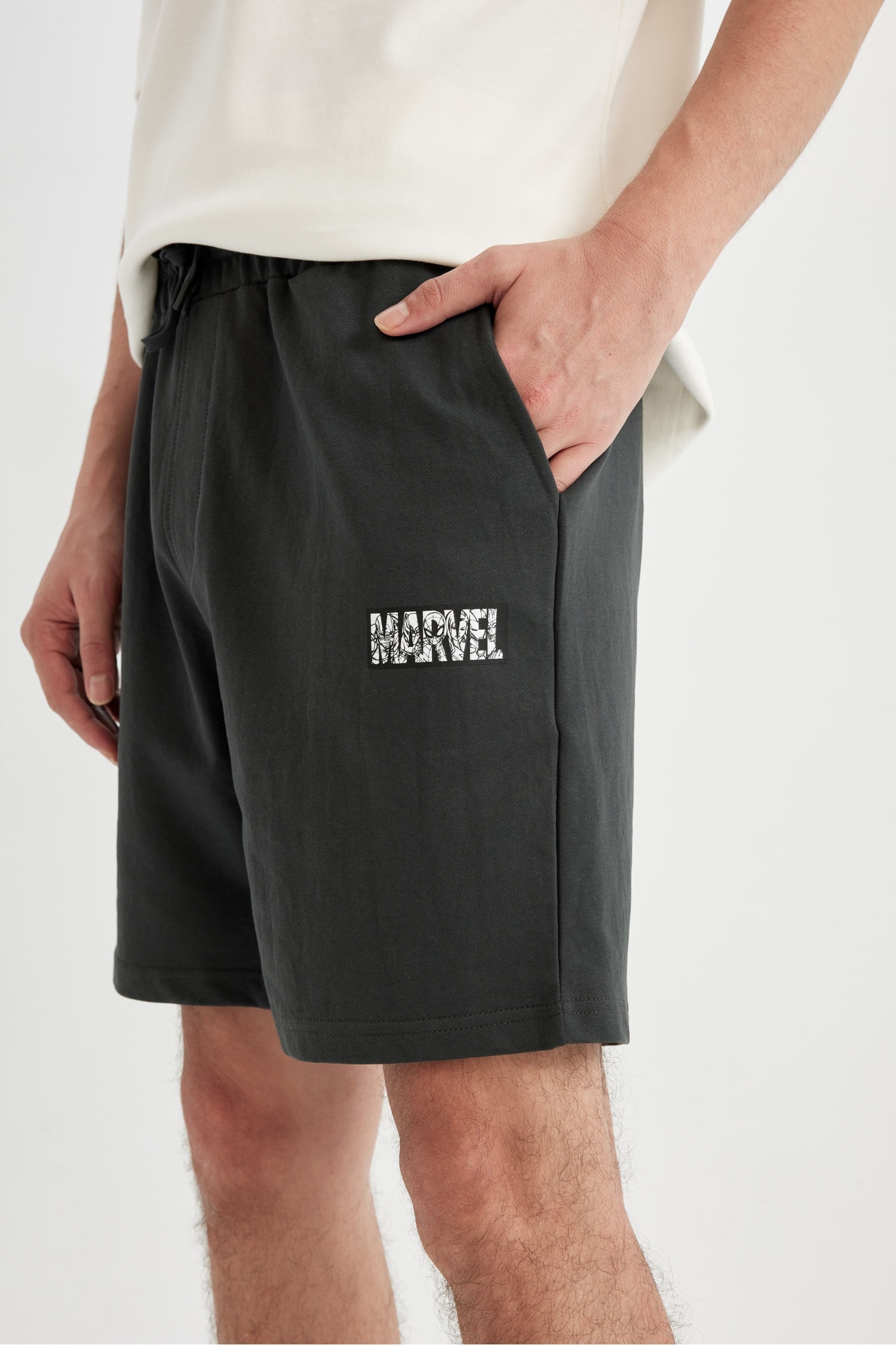 Marvel Logo Only Regular Fit Straight Fit Shorts