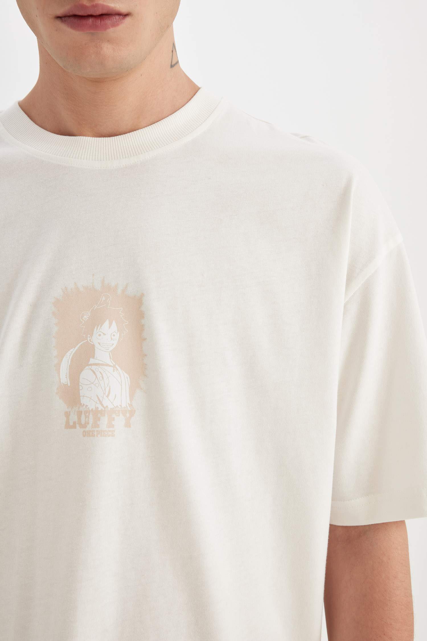 تيشيرت قطن اوفر سايز مطبوع برقبة مستديرة من ون بيس
