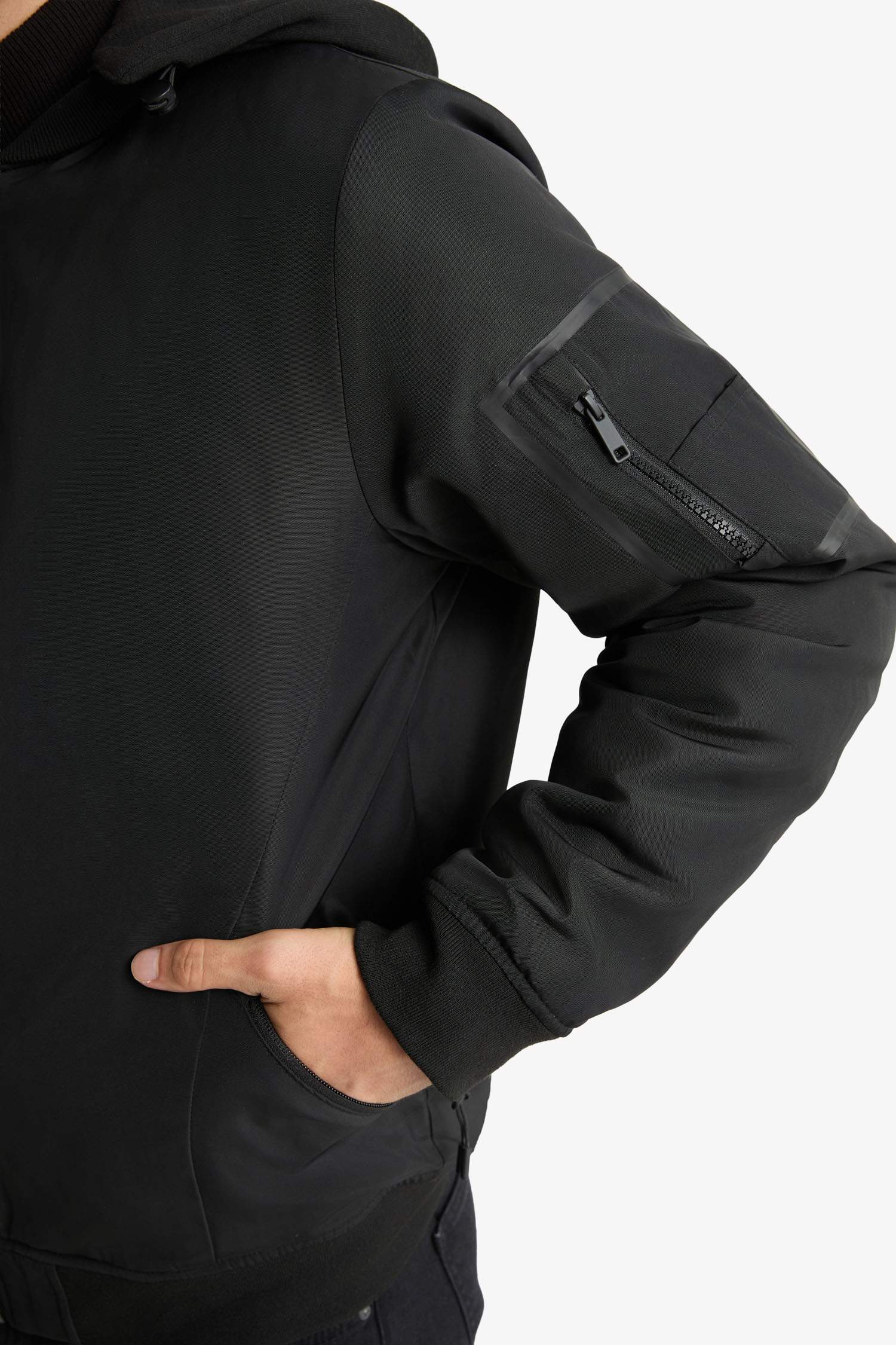 جاكيت بومبر وتر بروف جلد صناعي سليم فيت بجيب من الداخل