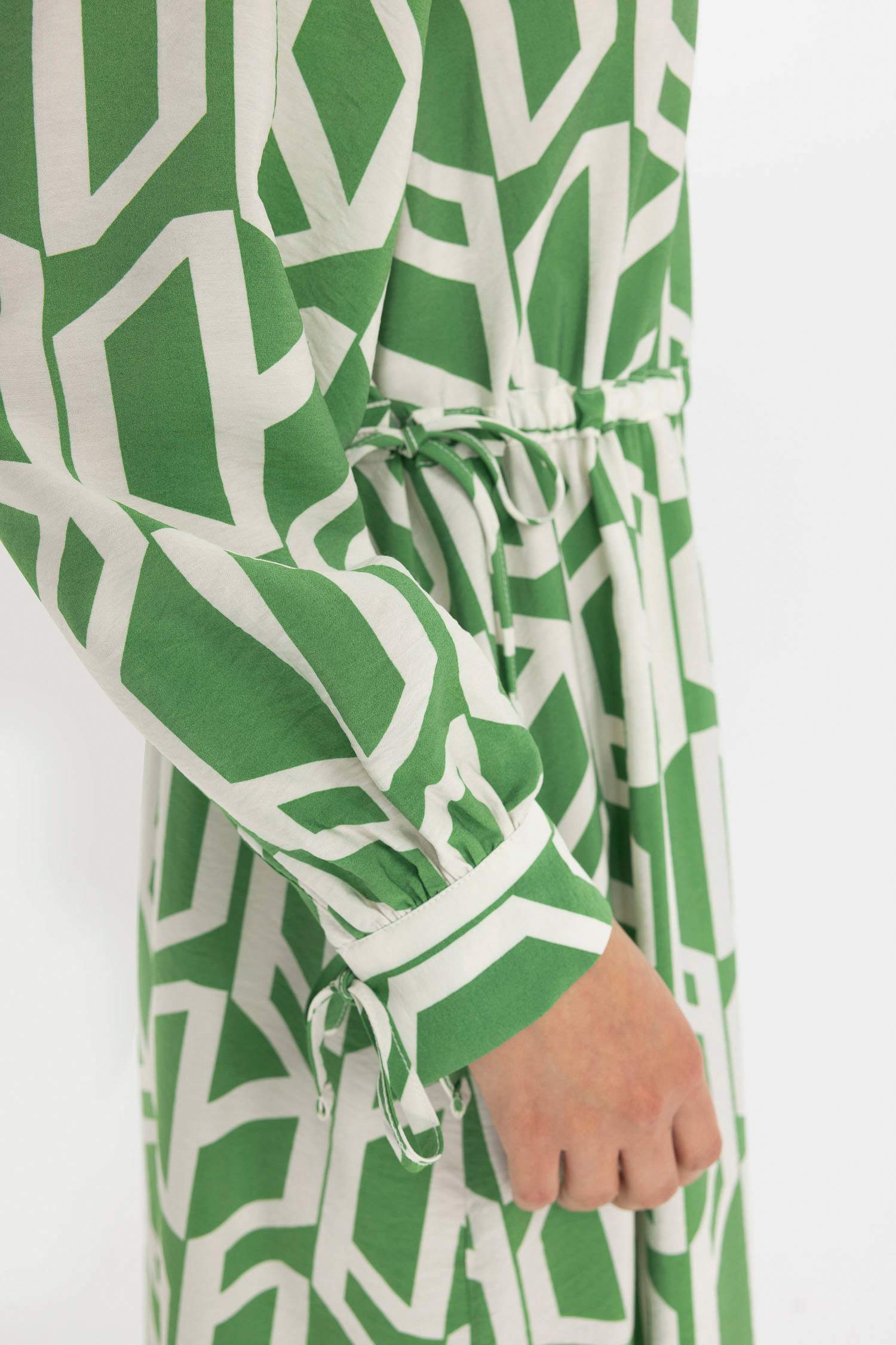 Robe longue à manches longues en popeline à motifs et col chemise