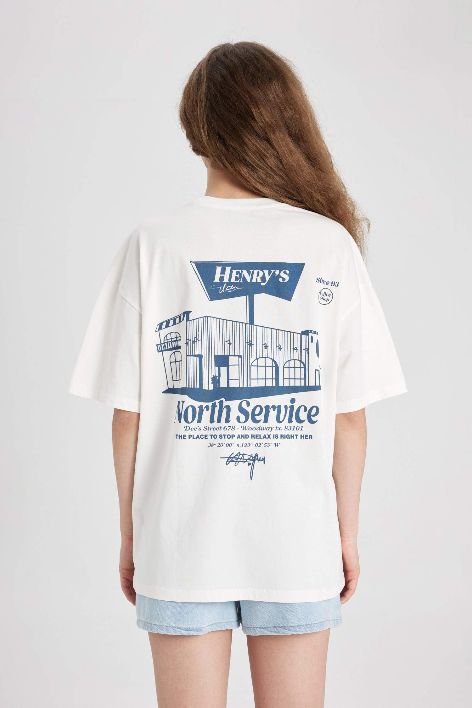 تيشيرت اوفر سايز نص ردن بطبعة من الخلف