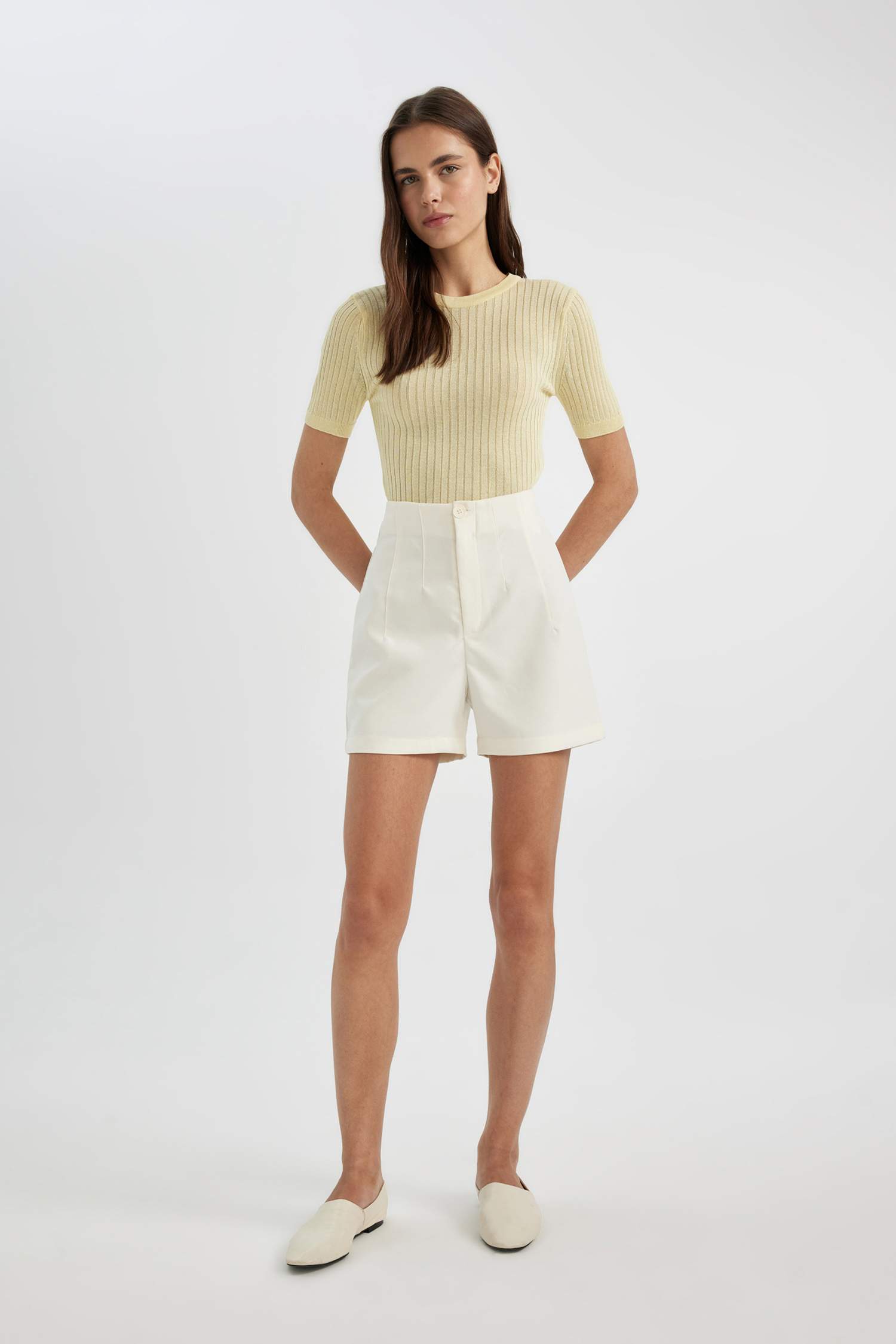 تيشيرت نص كم ريبانا قصة عادية