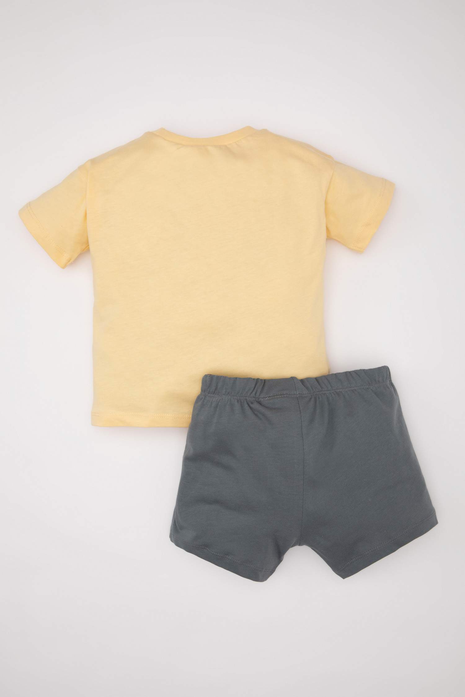 سيت ولادي تيشيرت وشورت من سنوبي - قطعتين