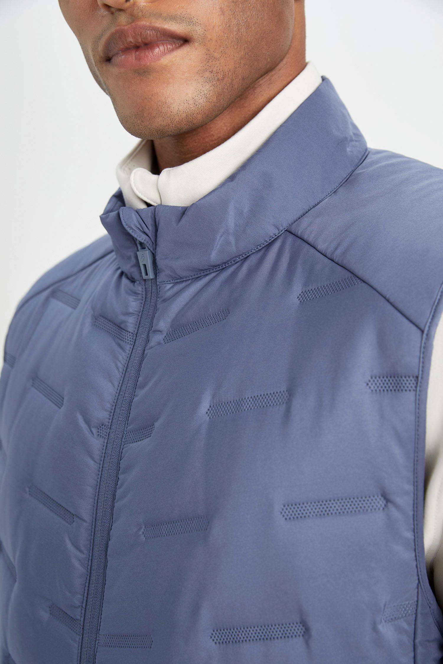 DeFactoFit Su İtici Kapitone Regular Fit Dik Yaka Fermuarlı Cepli Şişme Yelek