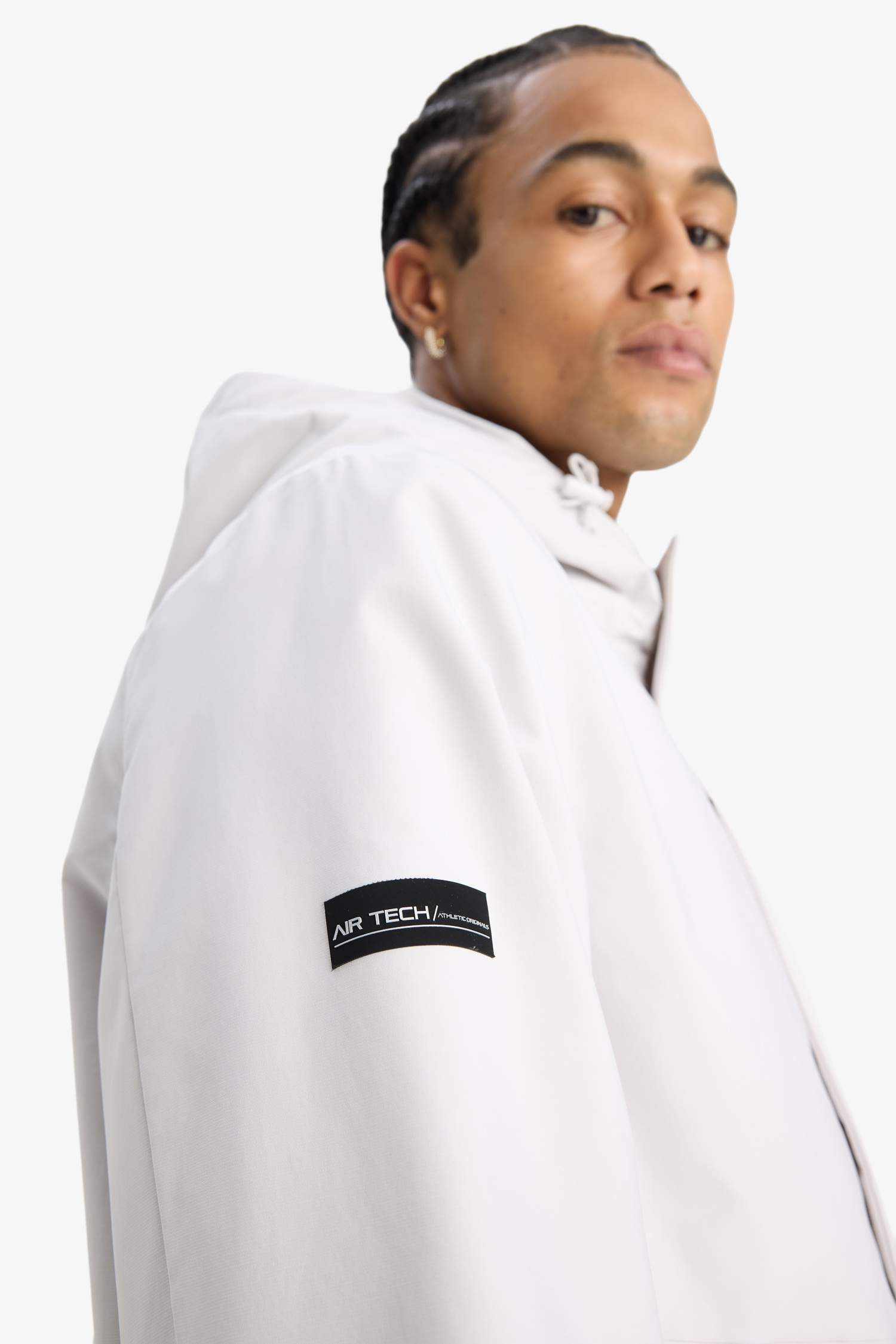 قصة عادية بغطاء للرأس طارد للماء