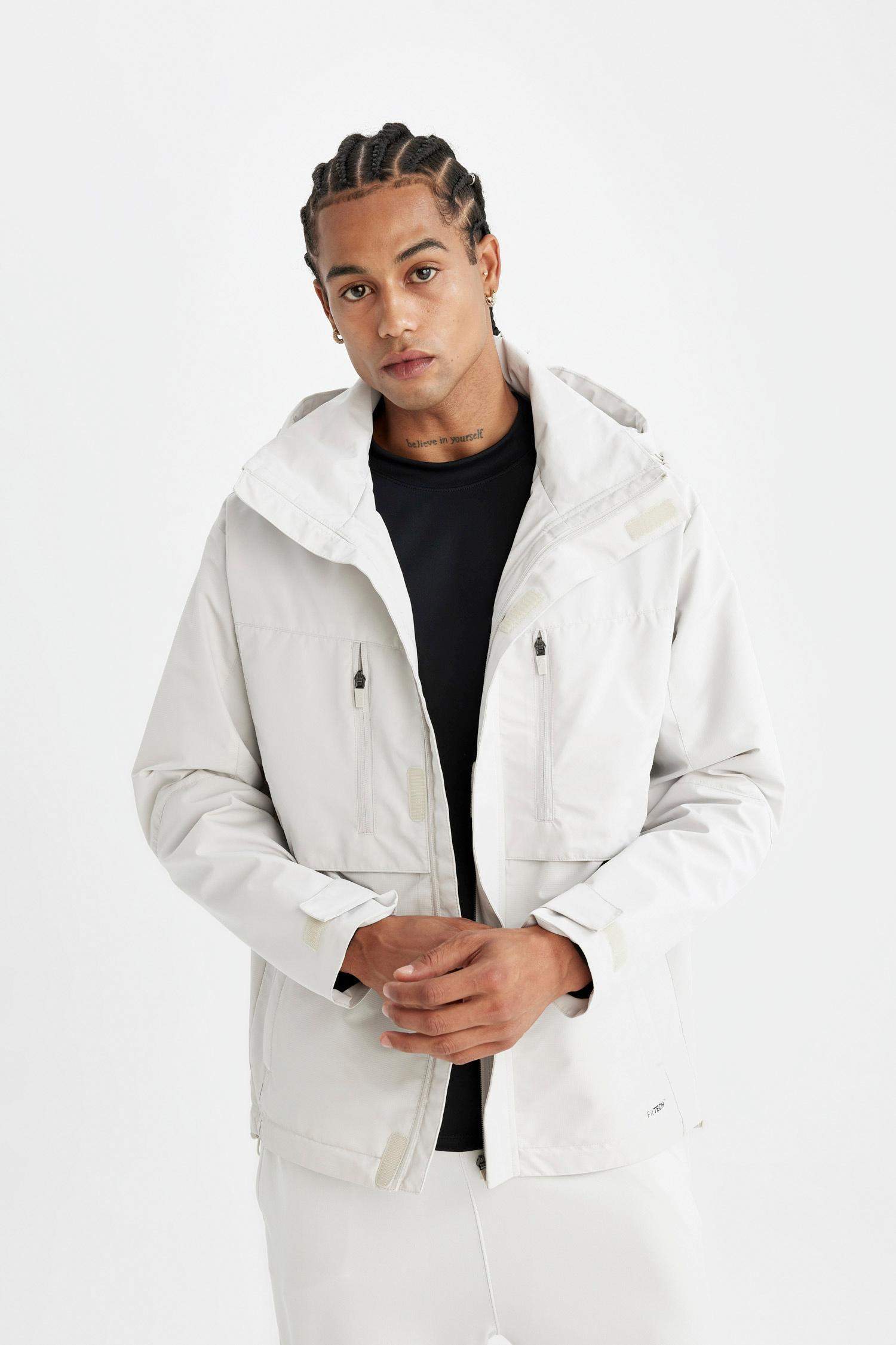 جاكيت قصة عادية بغطاء للرأس طارد للماء بياخة عالية بسحاب من DeFactoFit