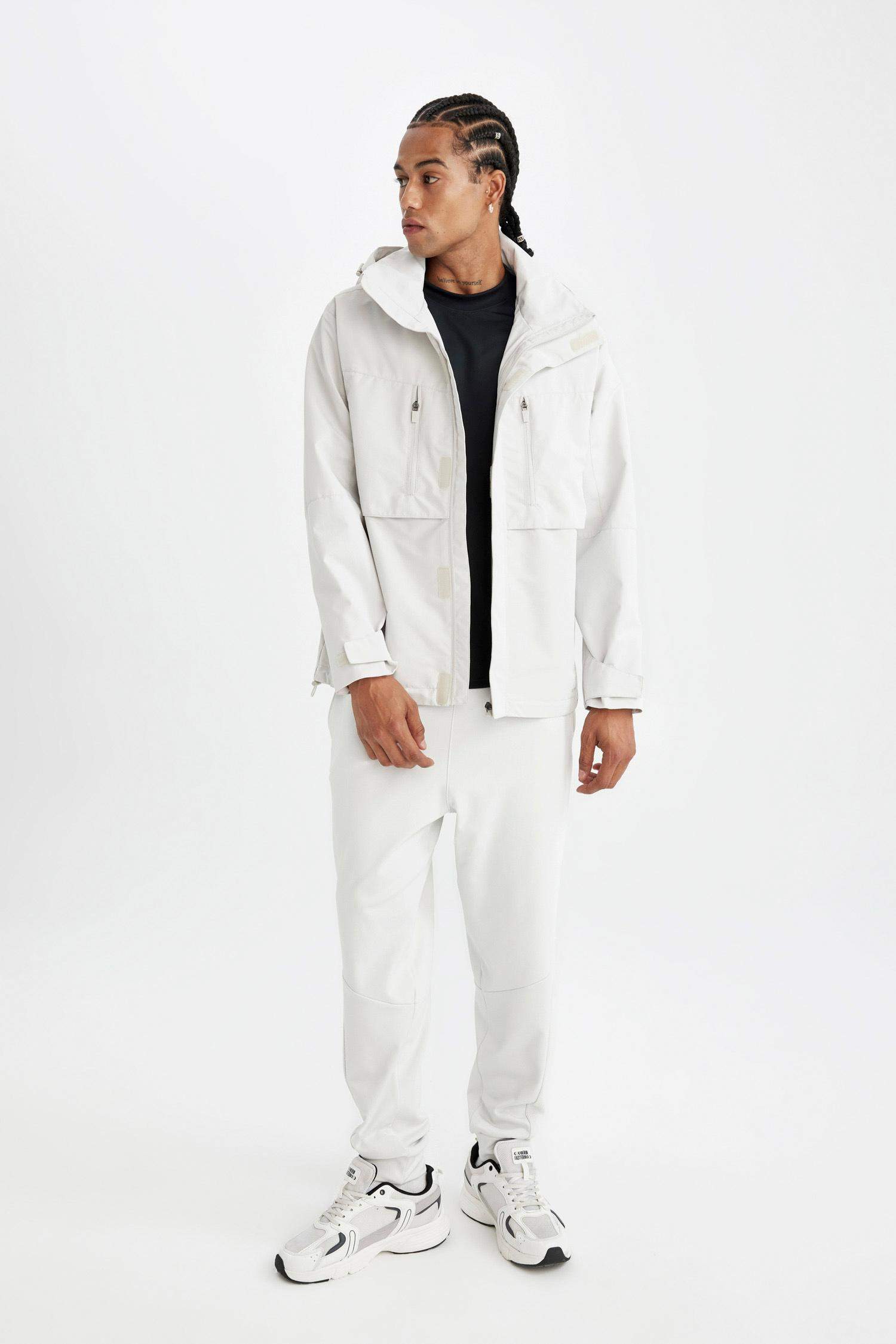 جاكيت قصة عادية بغطاء للرأس طارد للماء بياخة عالية بسحاب من DeFactoFit