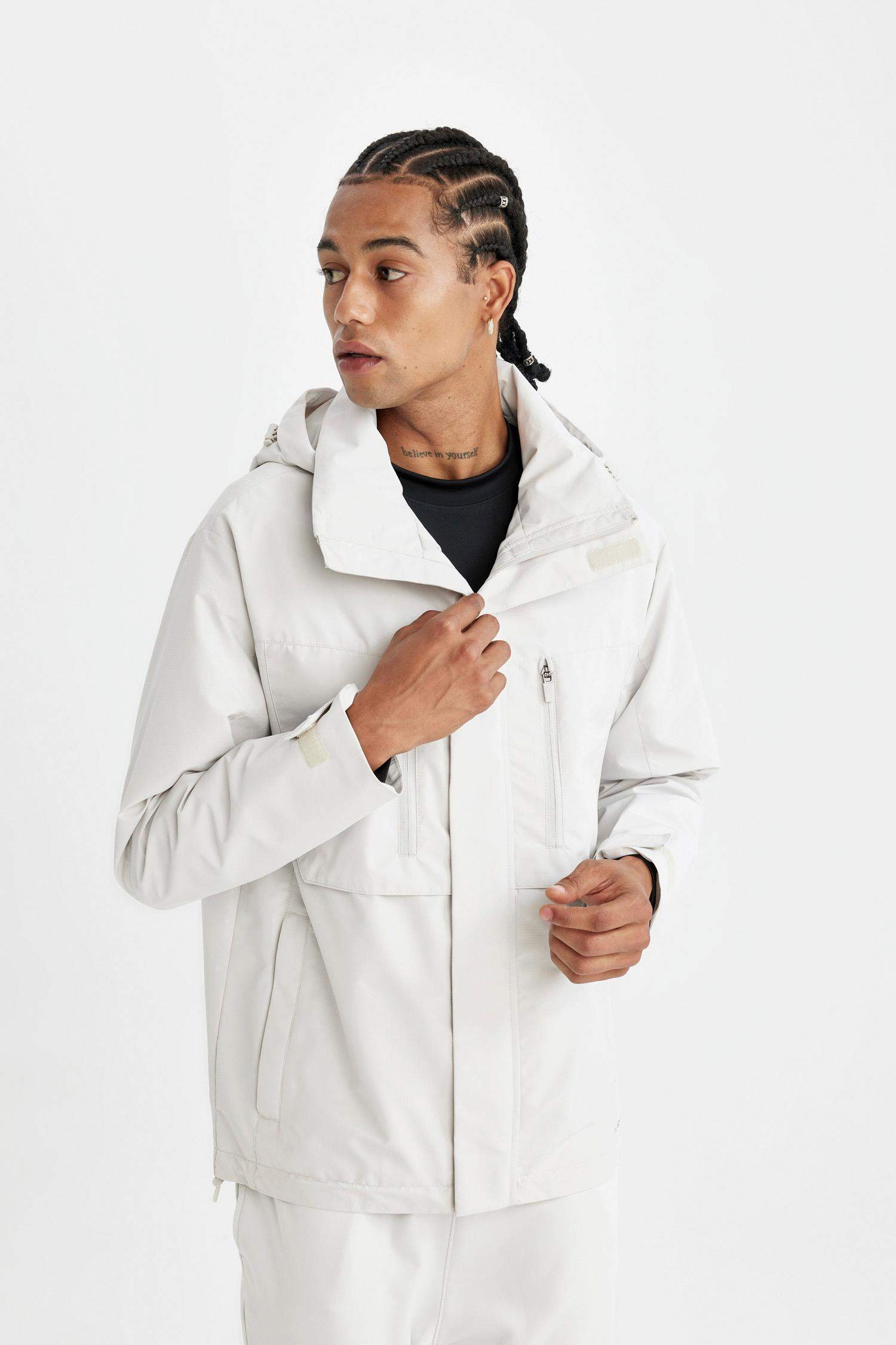 جاكيت قصة عادية بغطاء للرأس طارد للماء بياخة عالية بسحاب من DeFactoFit