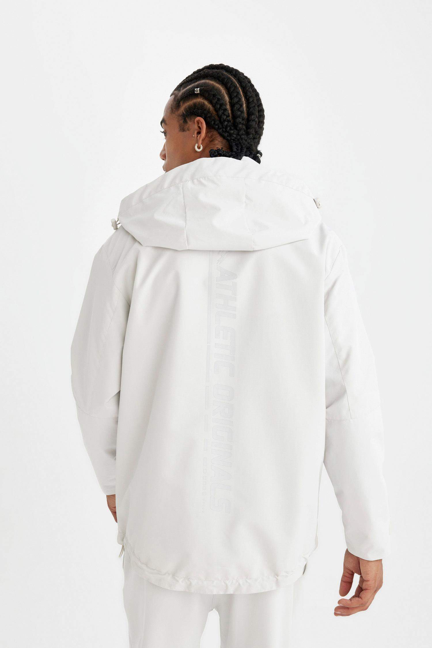 جاكيت قصة عادية بغطاء للرأس طارد للماء بياخة عالية بسحاب من DeFactoFit