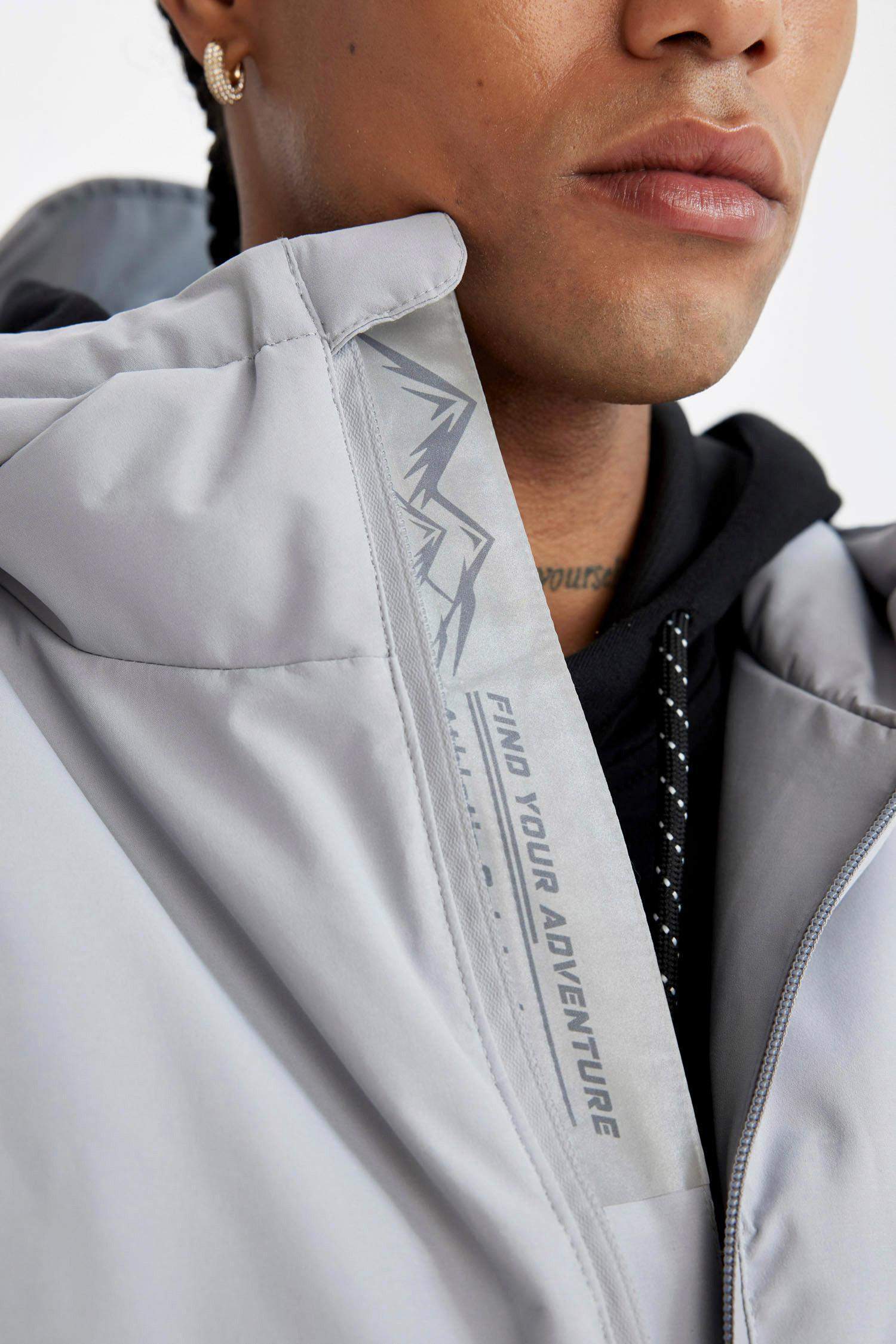 جاكيت قصة عادية بغطاء للرأس مقاوم للماء بسحاب من DeFactoFit