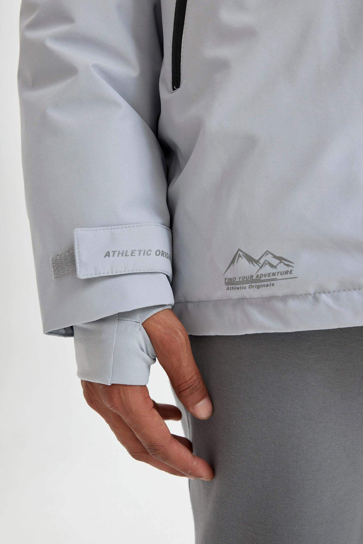 جاكيت قصة عادية بغطاء للرأس مقاوم للماء بسحاب من DeFactoFit