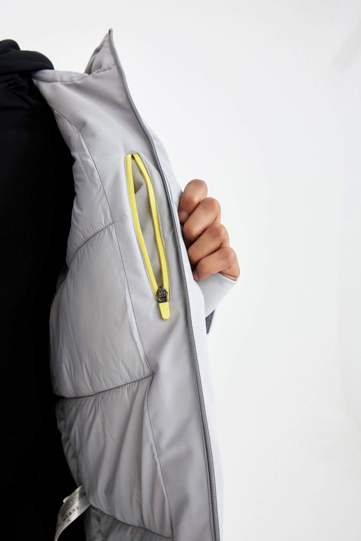 جاكيت قصة عادية بغطاء للرأس مقاوم للماء بسحاب من DeFactoFit