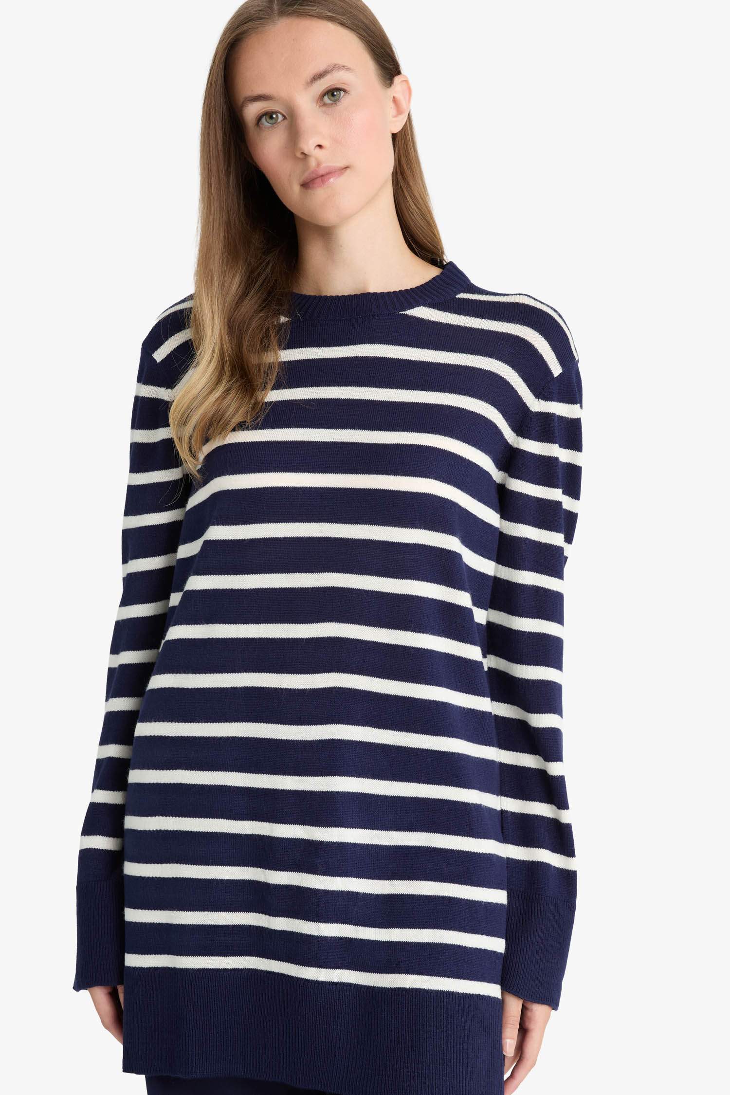 تونيك قصة عادية بياقة مستديرة