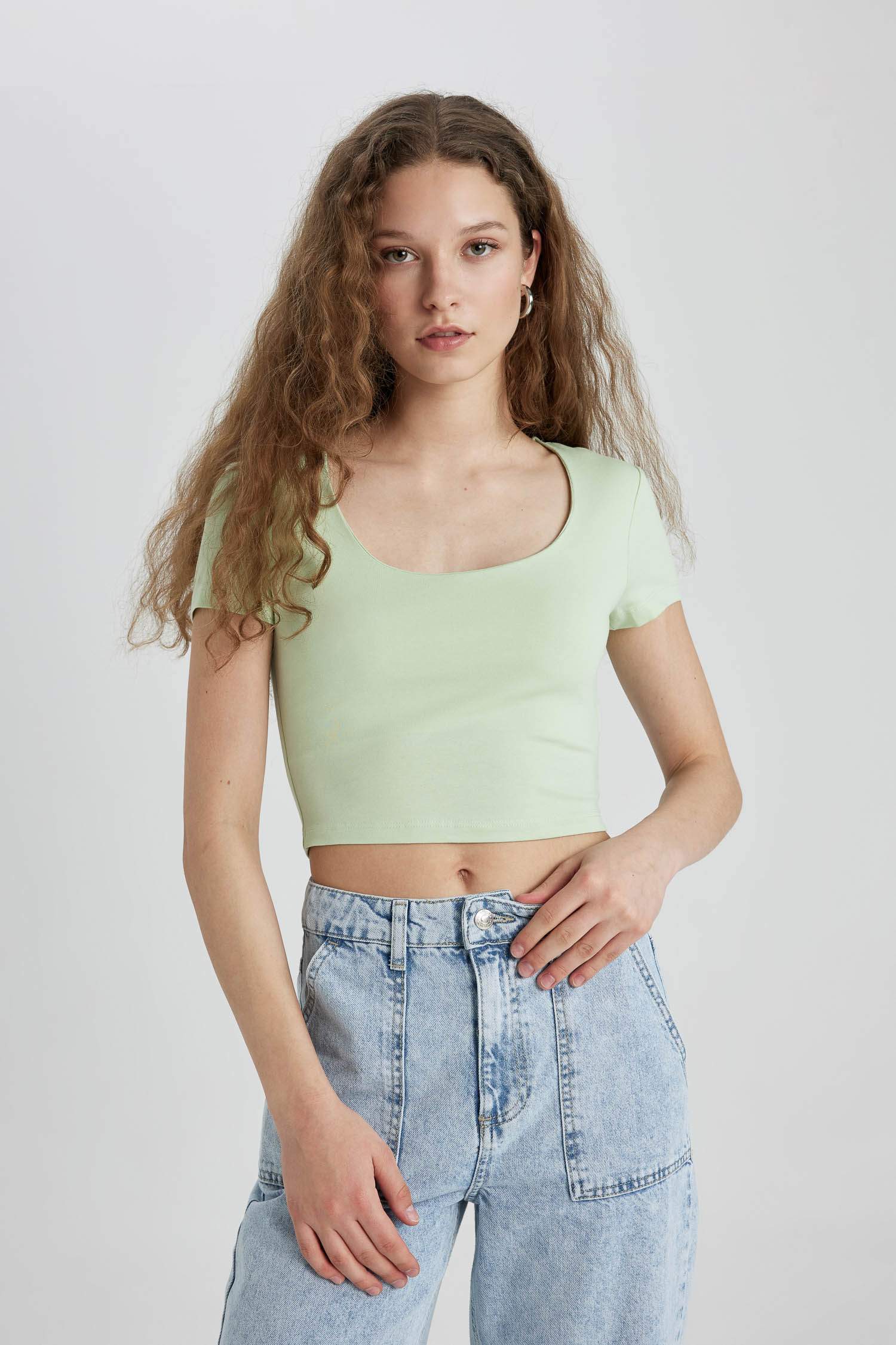 Slim Fit U Collar Short Sleeve T-Shirt