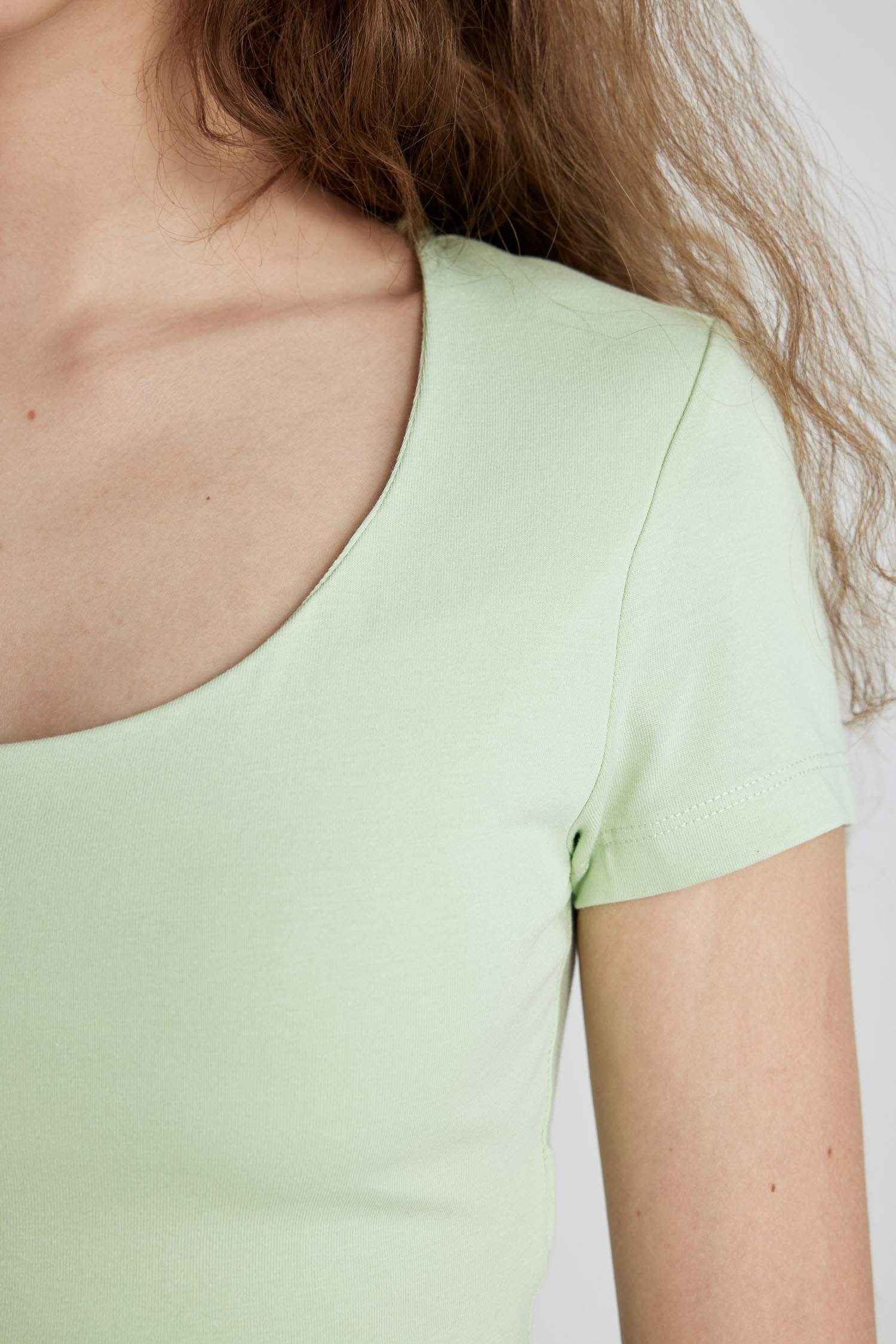 Slim Fit U Collar Short Sleeve T-Shirt