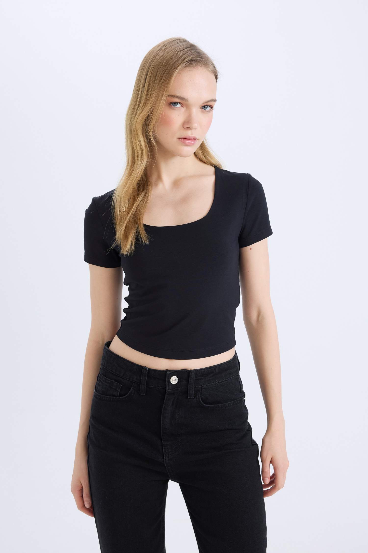 Fitted U Yaka Kısa Kollu Siyah Tişört